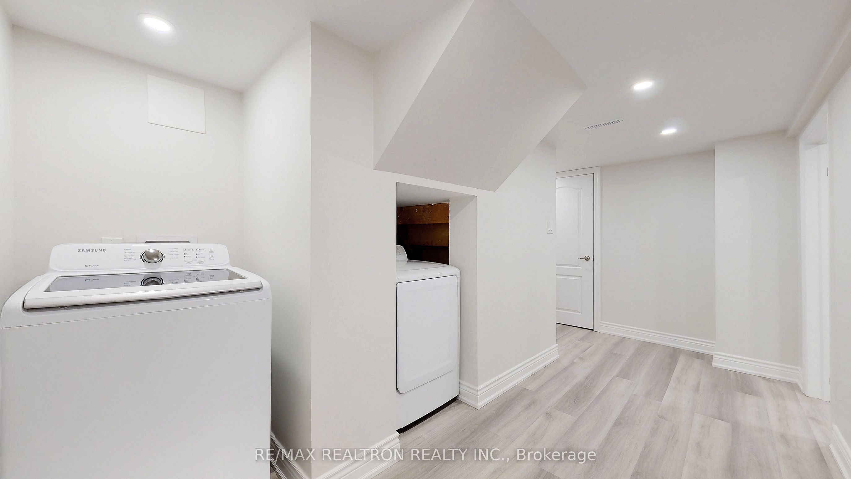 244 Browndale Crescent Bachelor Unit #bsmnt Property Photo 12