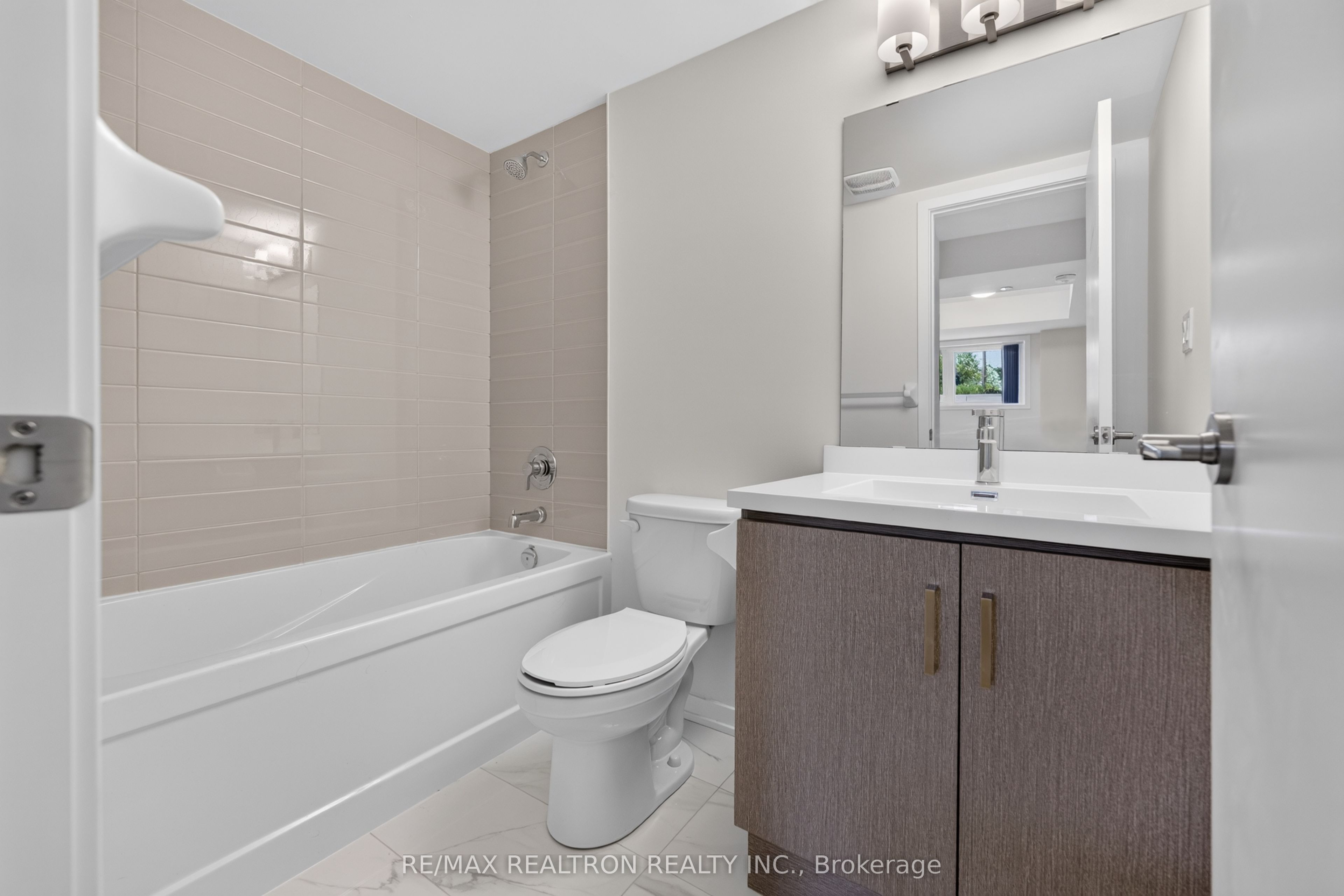 100 Honeycrisp Crescent 343 Property Photo 24