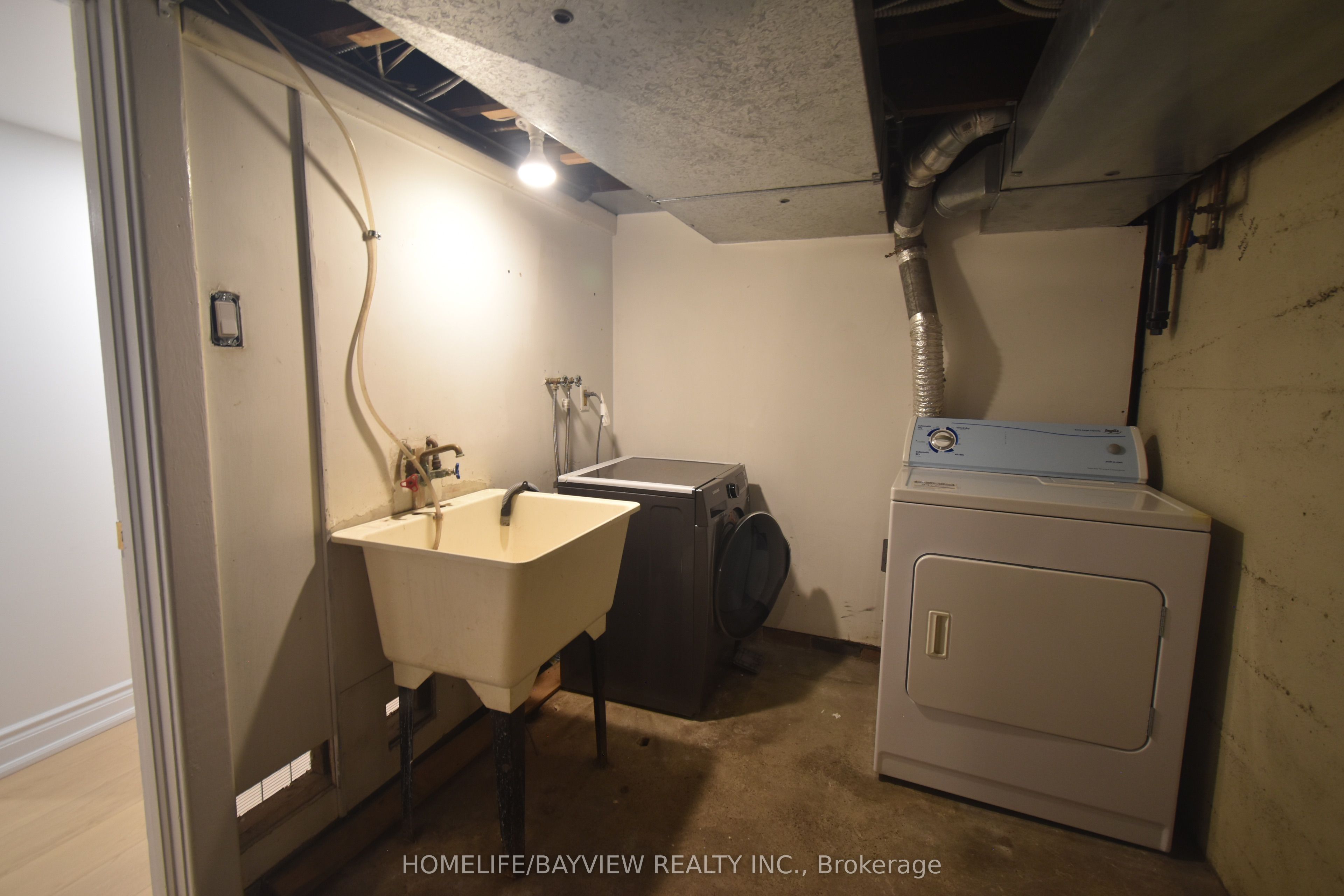 82 Centre Street E Property Photo 24