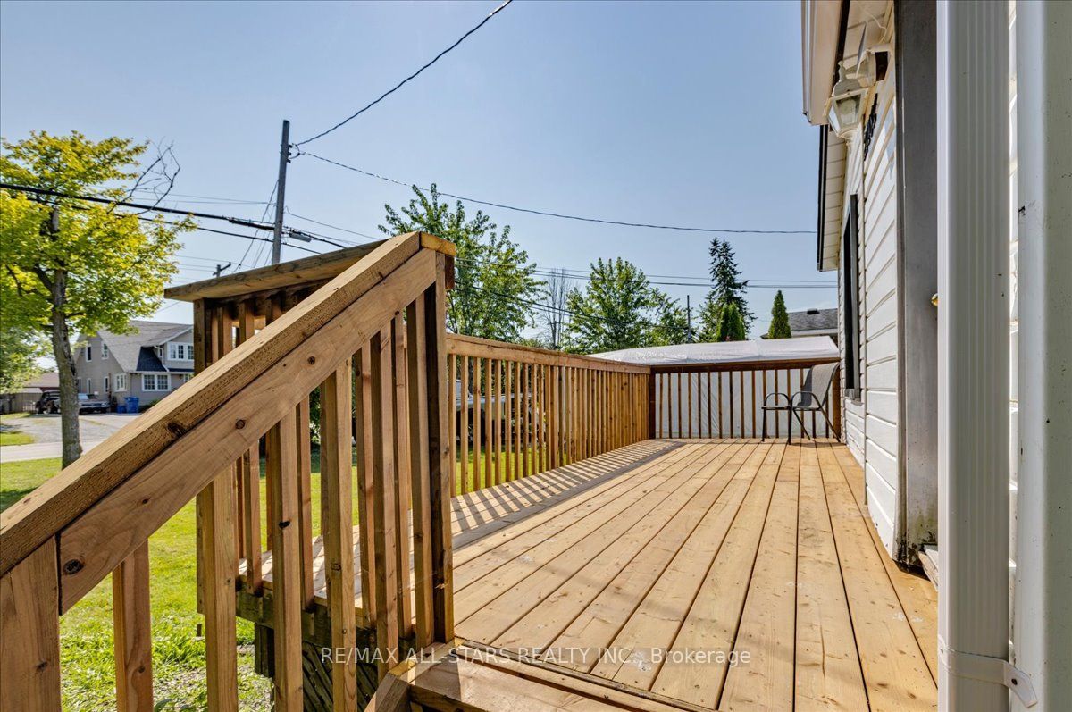27182 Woodbine Avenue Property Photo 3