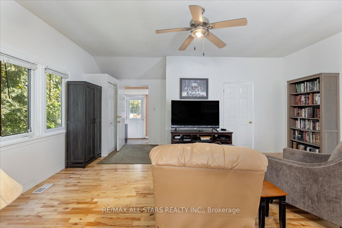 27182 Woodbine Avenue Property Photo 5