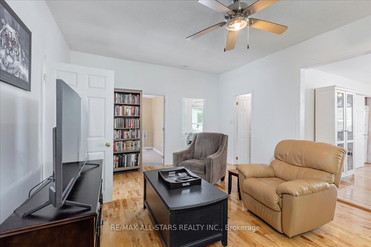 27182 Woodbine Avenue Property Photo 6
