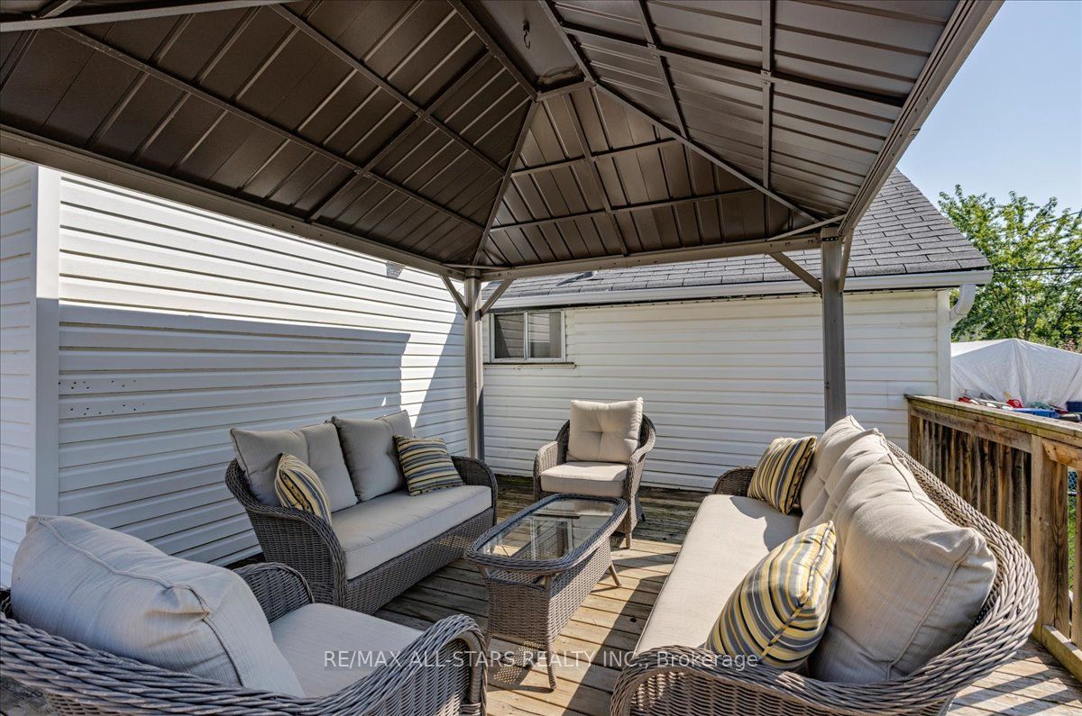 27182 Woodbine Avenue Property Photo 17