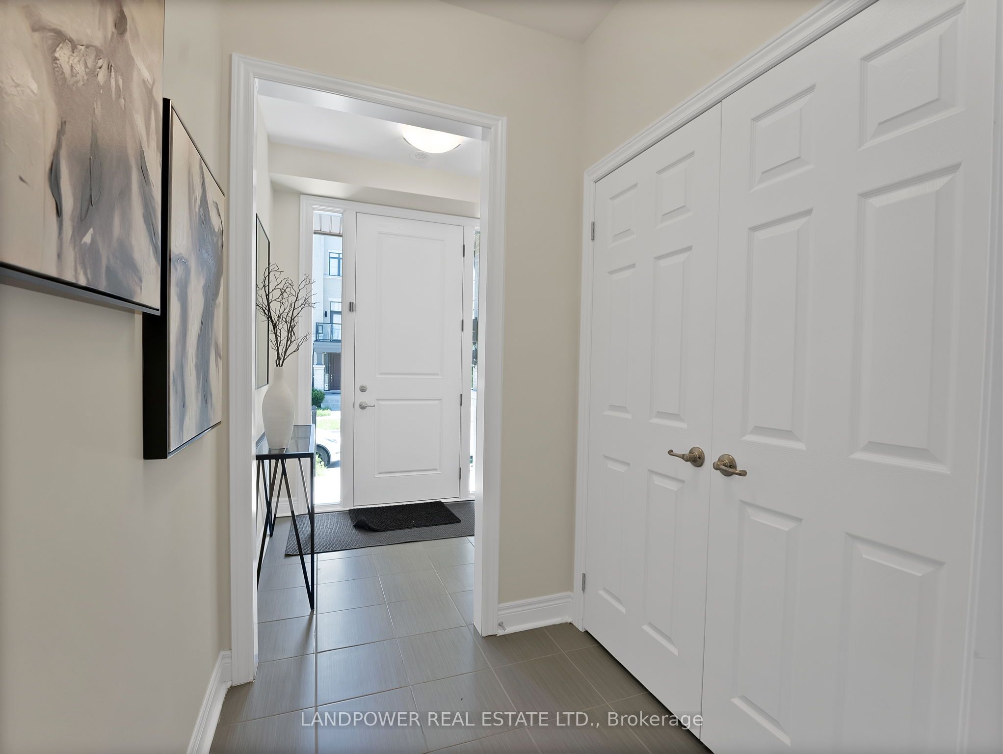 8 Aylin Crescent Property Photo 4