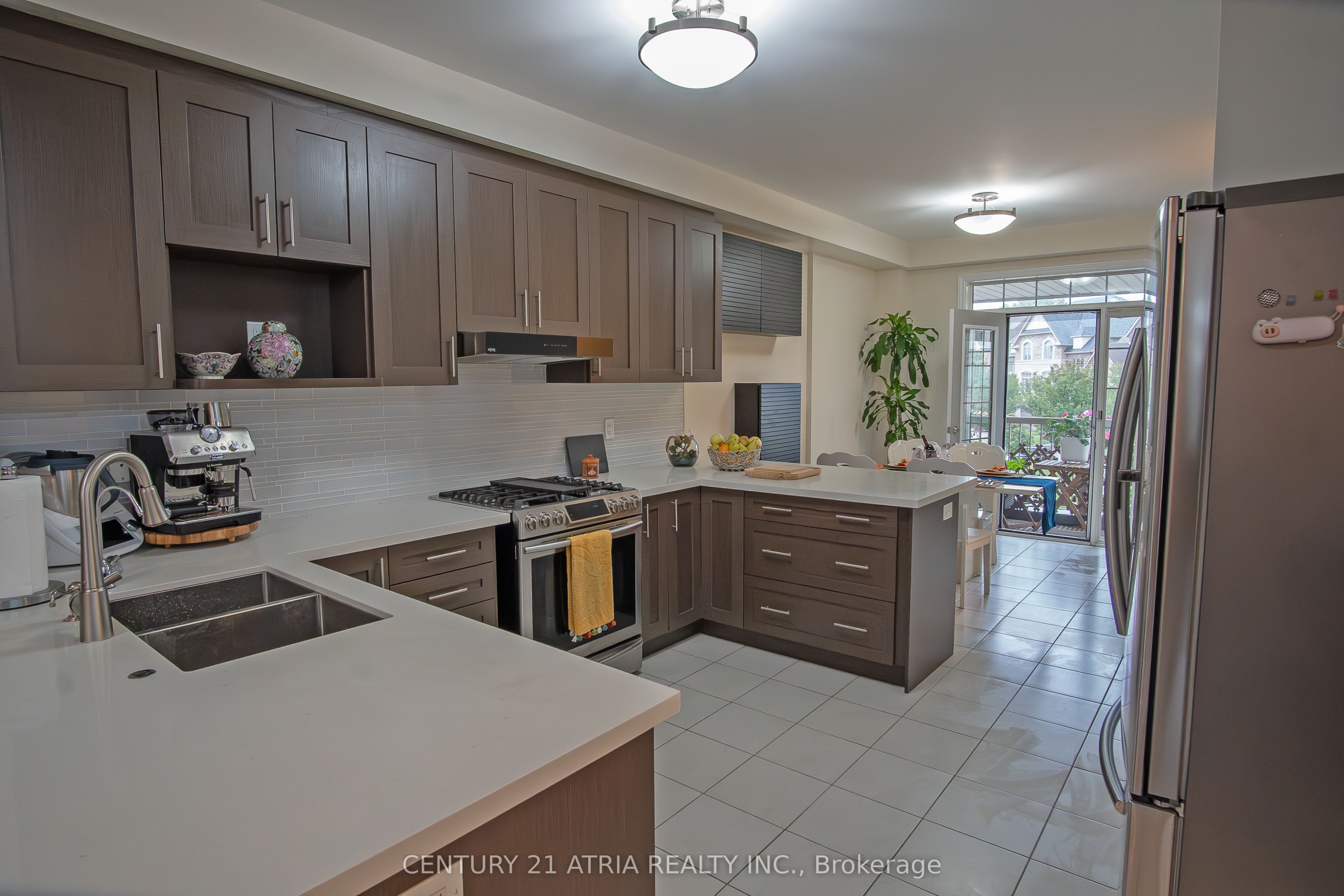 10951 Woodbine Avenue Property Photo 5