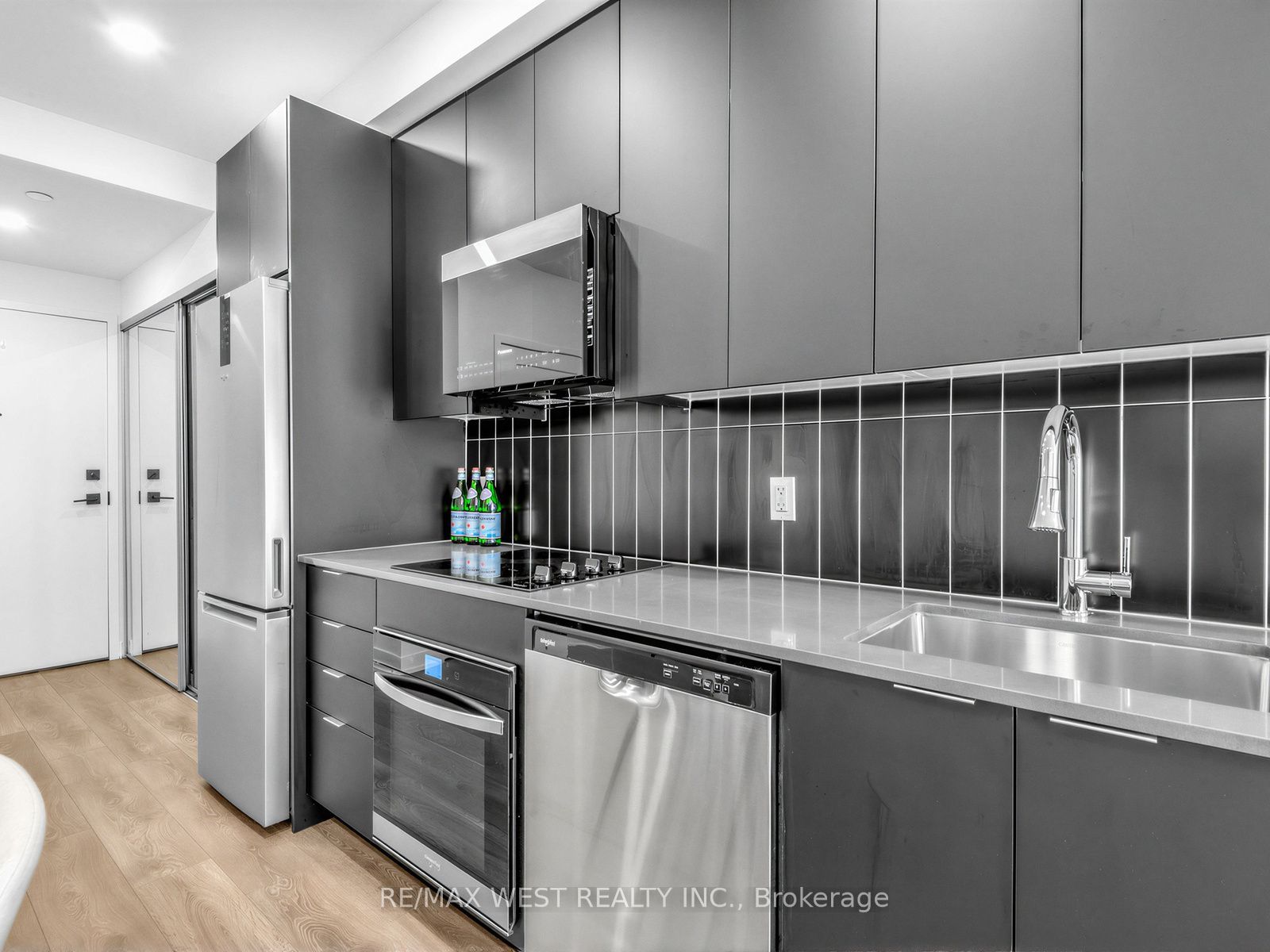 10 Abeja Street 1516 Property Photo 2