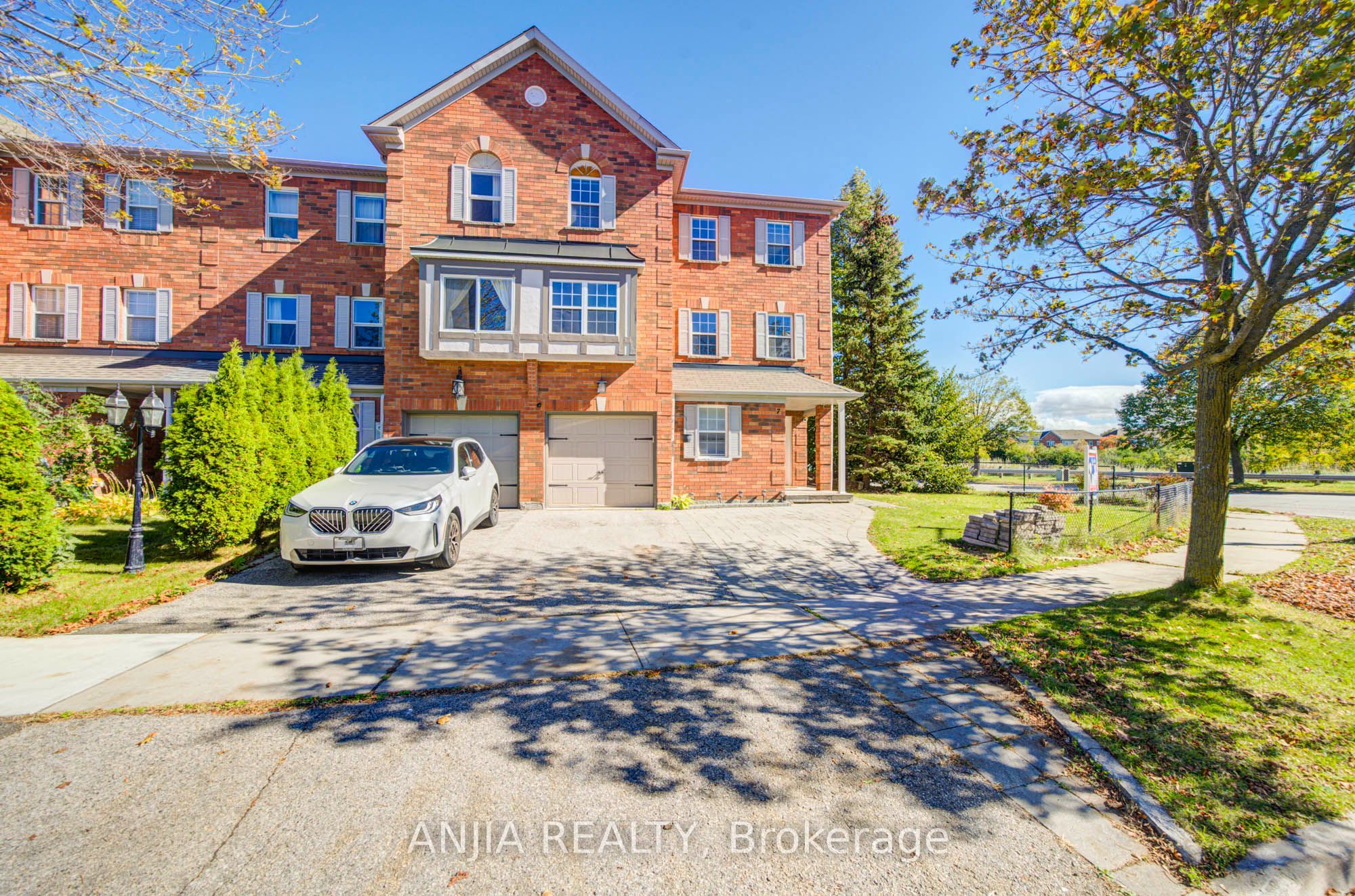 7 Hawtin Lane Property Photo 1