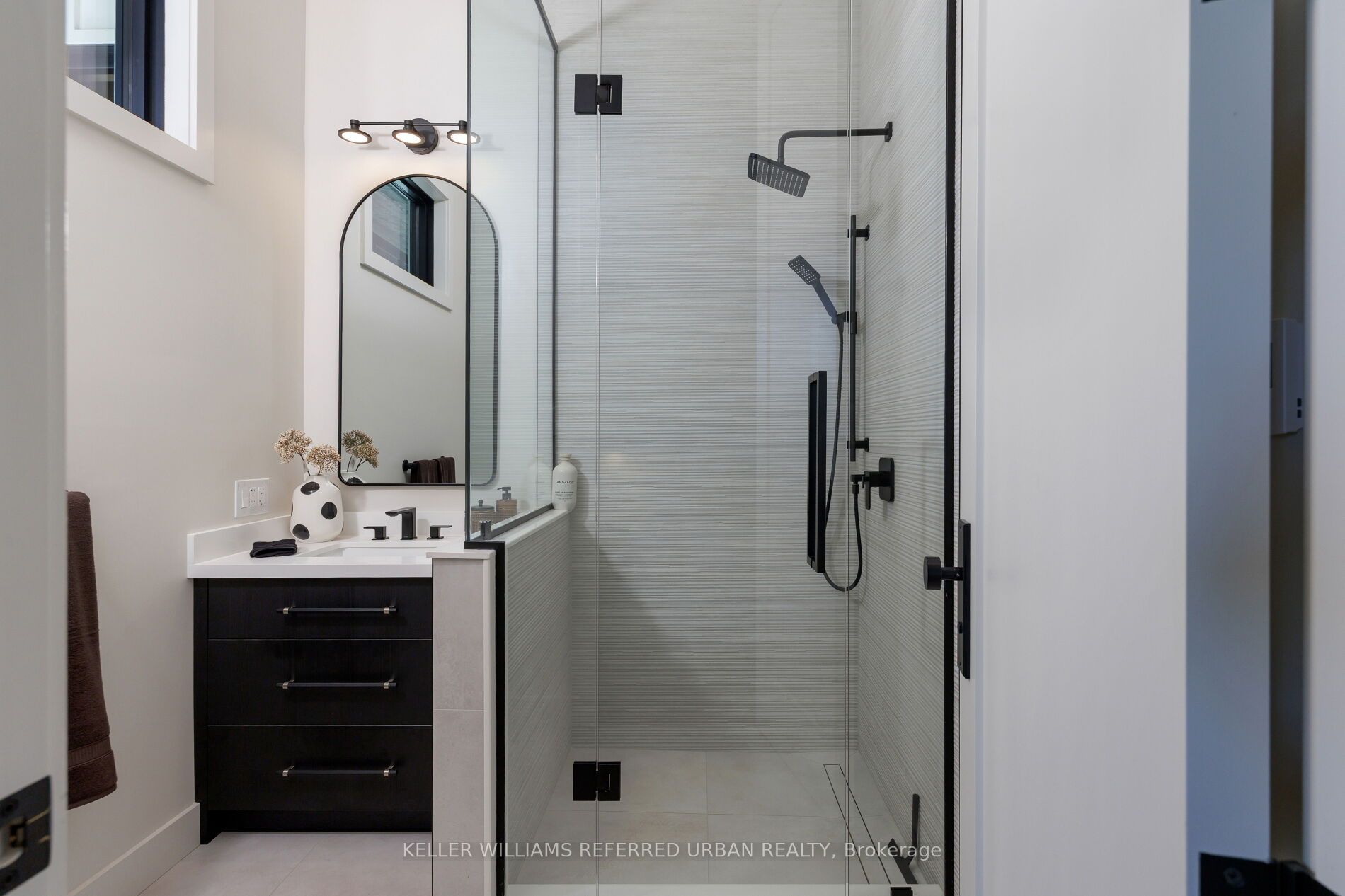 15600 Dufferin Street Property Photo 35