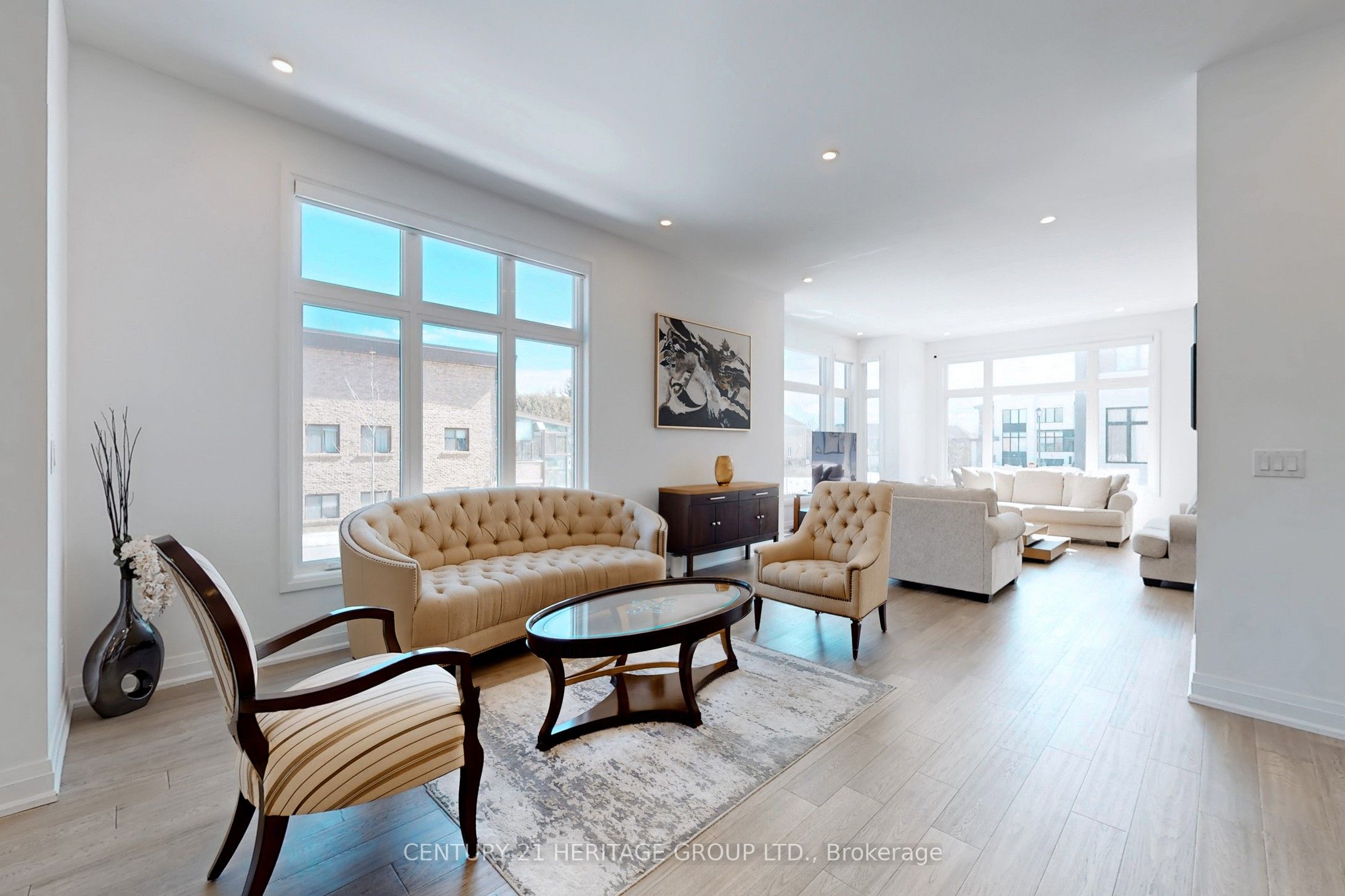 251 Oxford Street Property Photo 2
