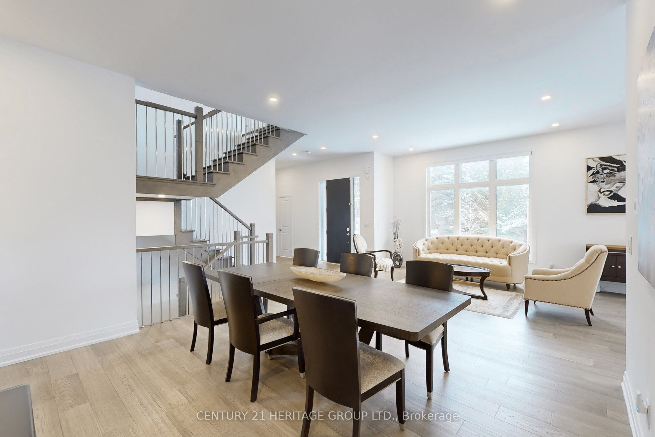 251 Oxford Street Property Photo 4