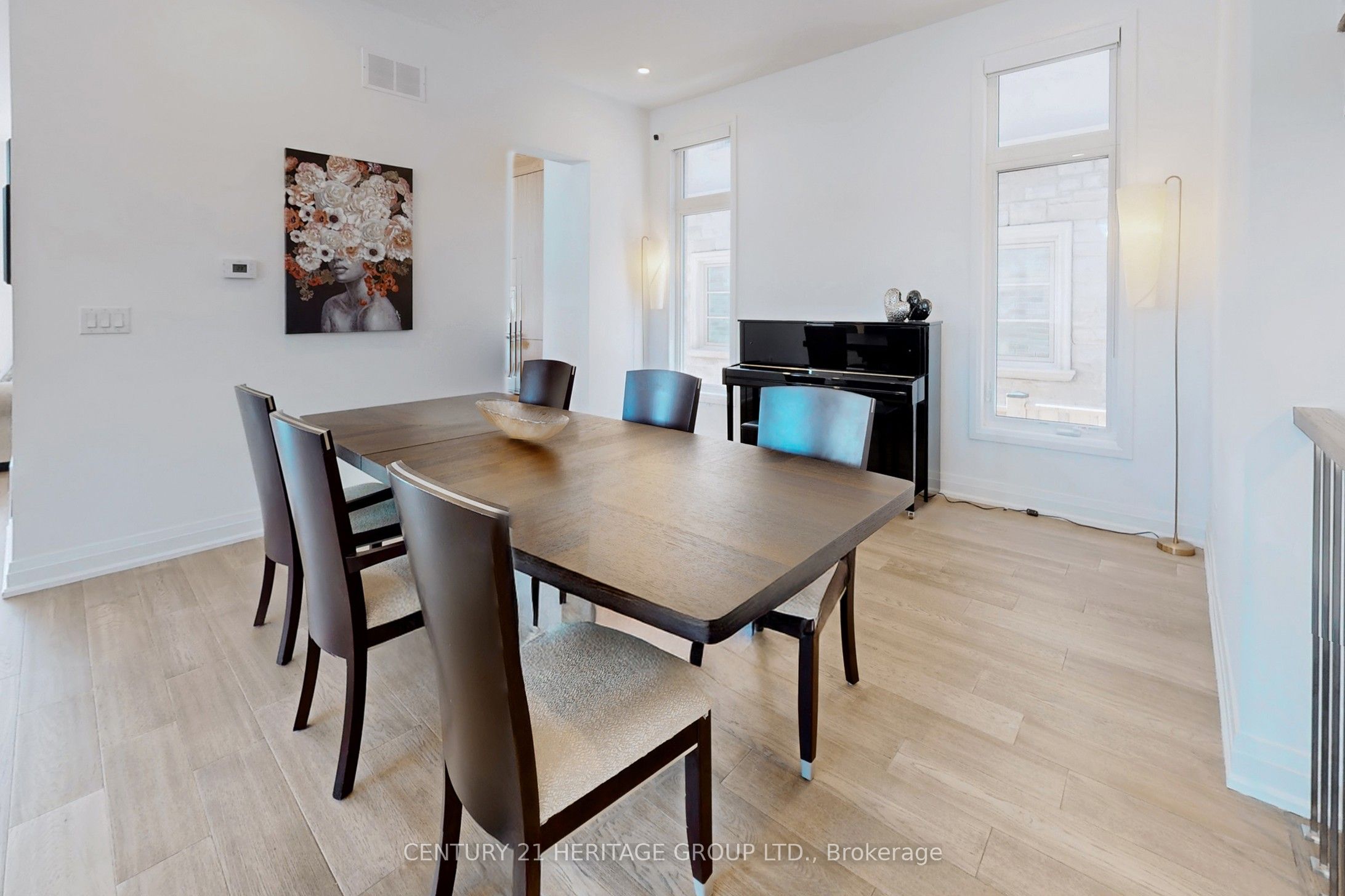 251 Oxford Street Property Photo 6