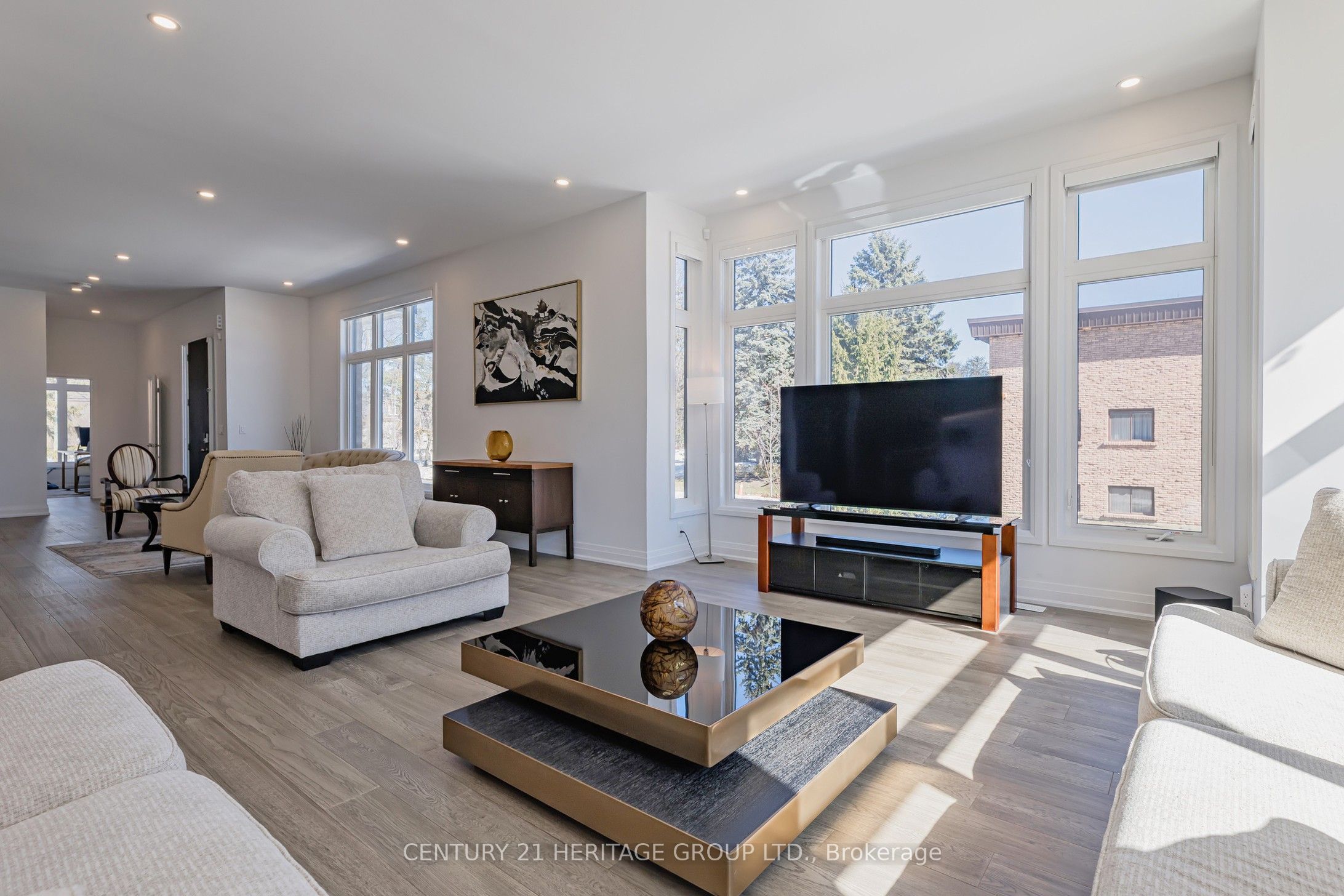 251 Oxford Street Property Photo 8
