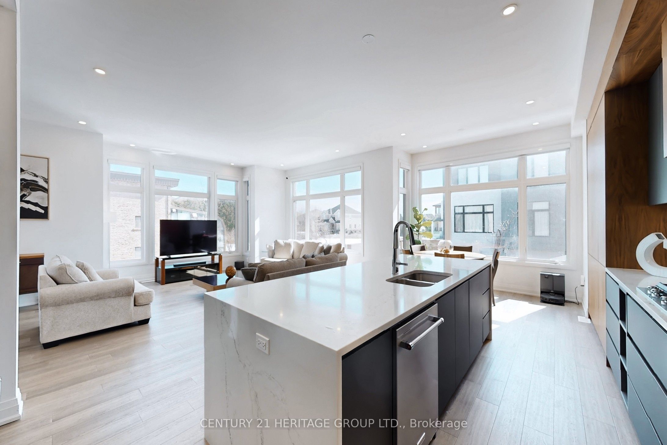 251 Oxford Street Property Photo 11