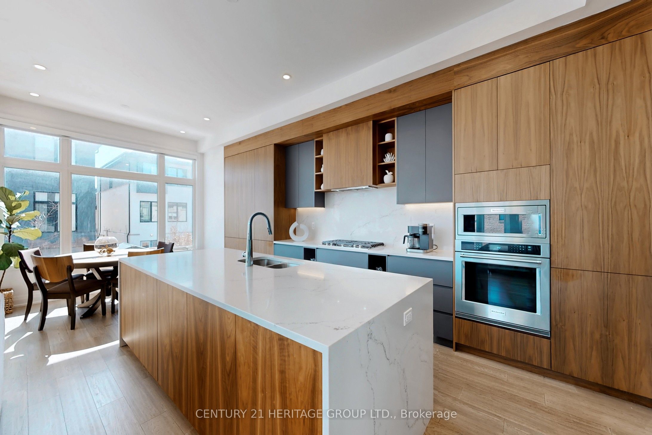 251 Oxford Street Property Photo 13
