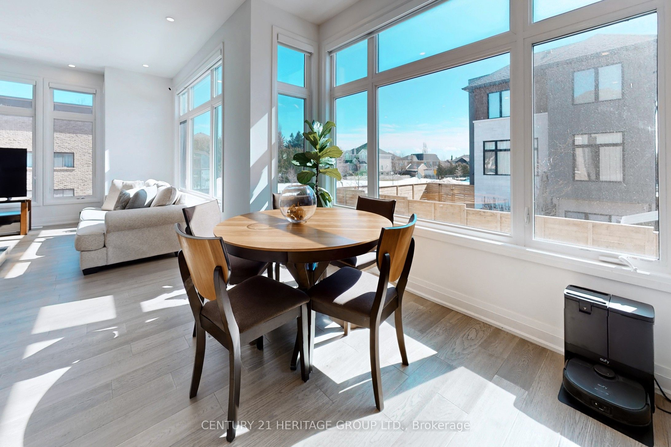 251 Oxford Street Property Photo 14