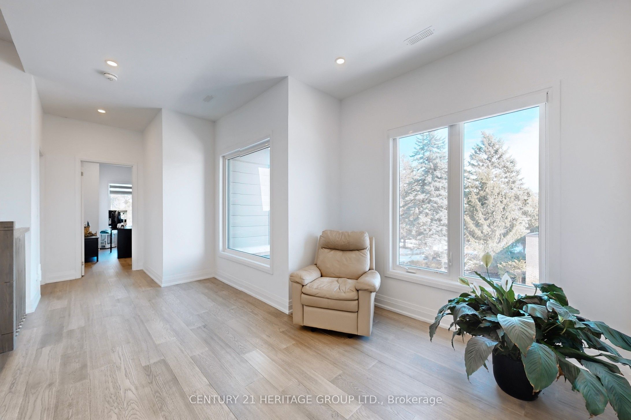 251 Oxford Street Property Photo 21