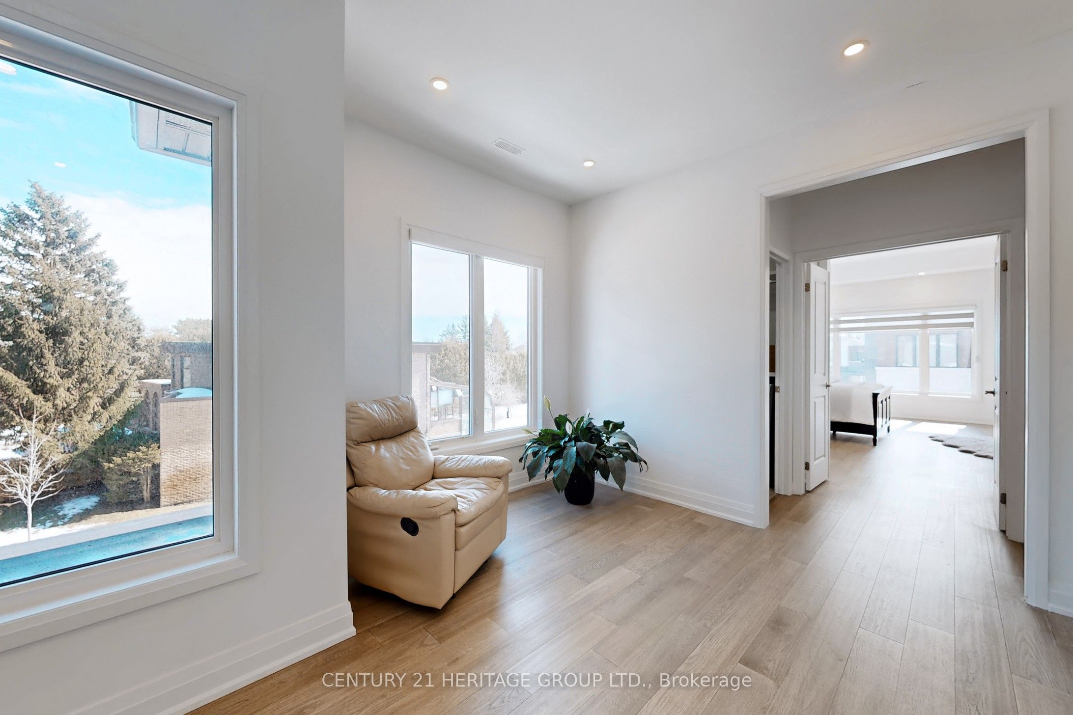 251 Oxford Street Property Photo 22