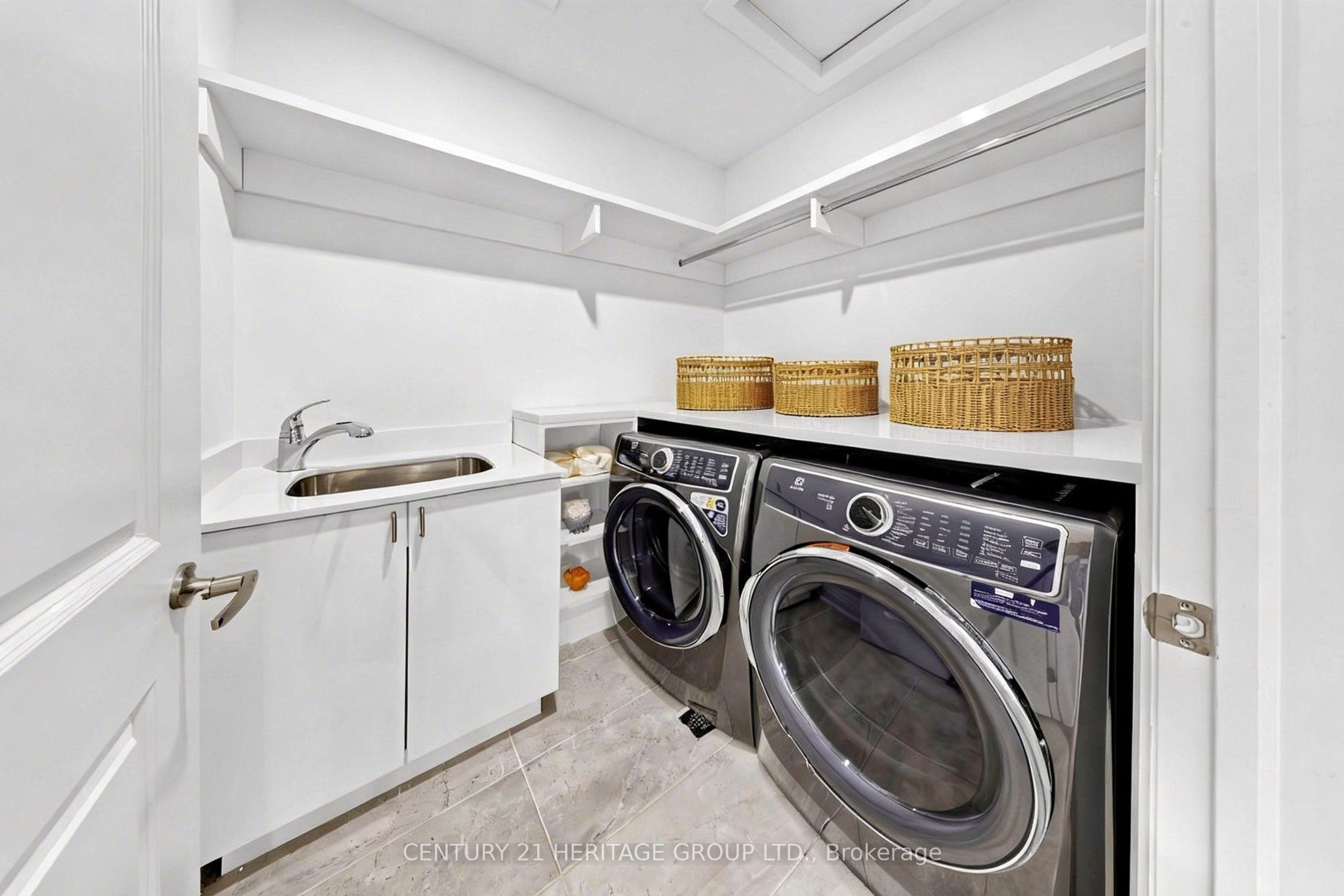 251 Oxford Street Property Photo 23