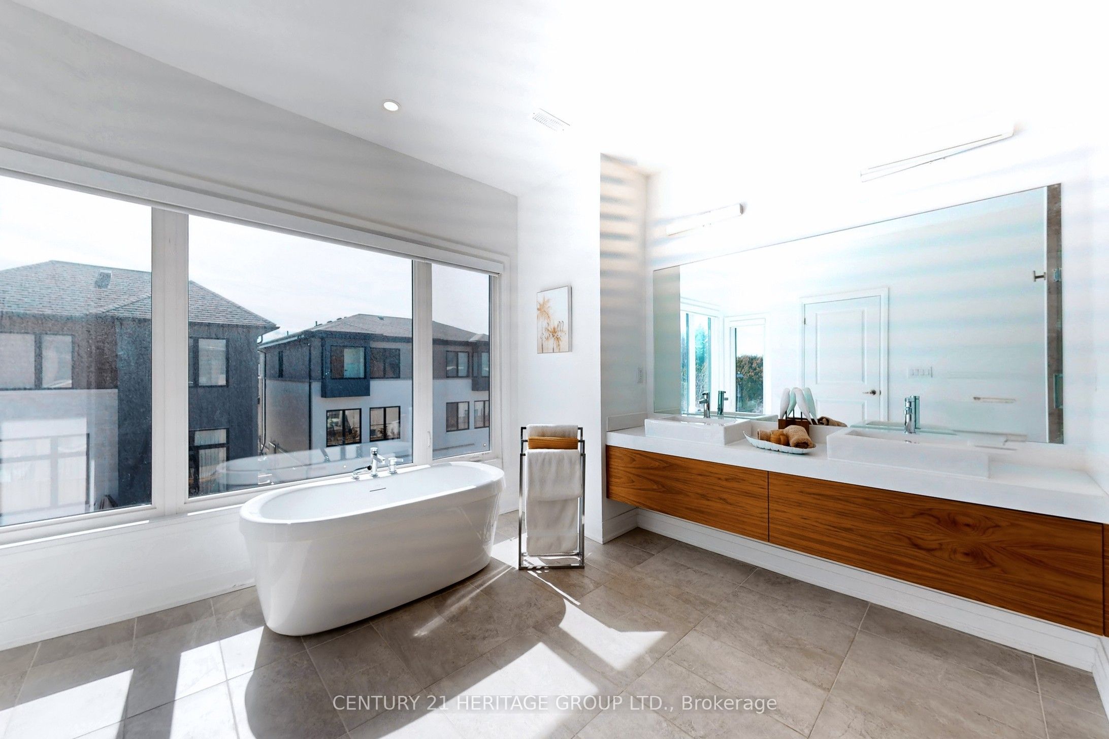 251 Oxford Street Property Photo 26