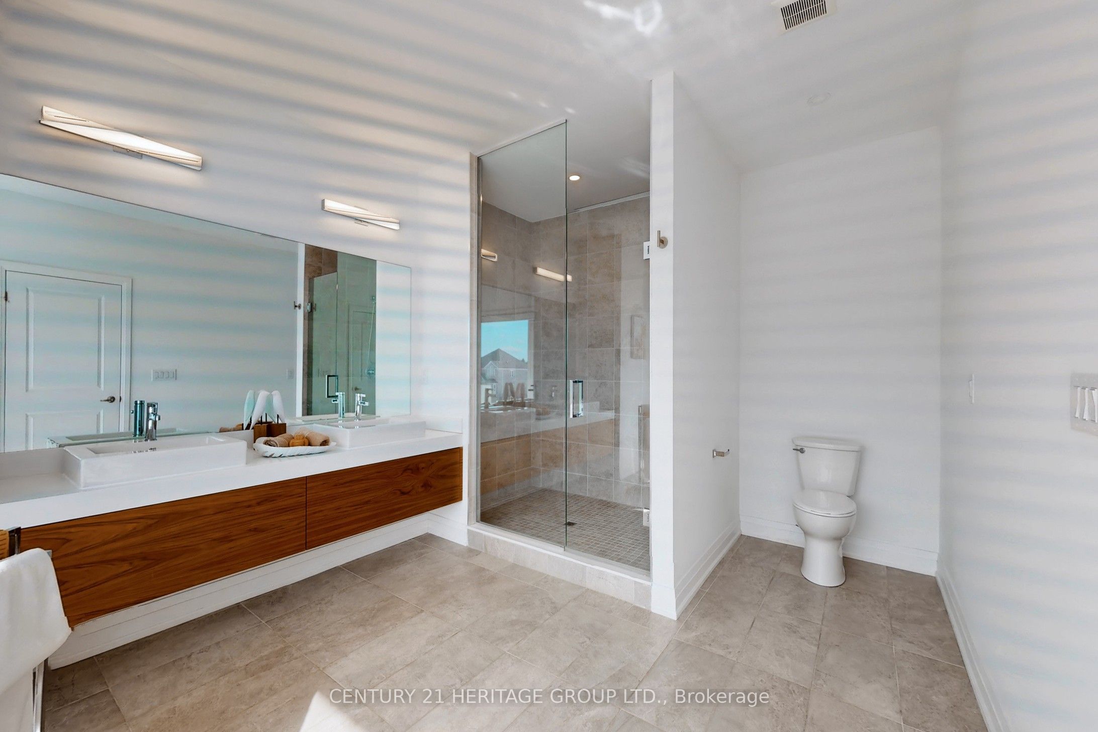 251 Oxford Street Property Photo 27