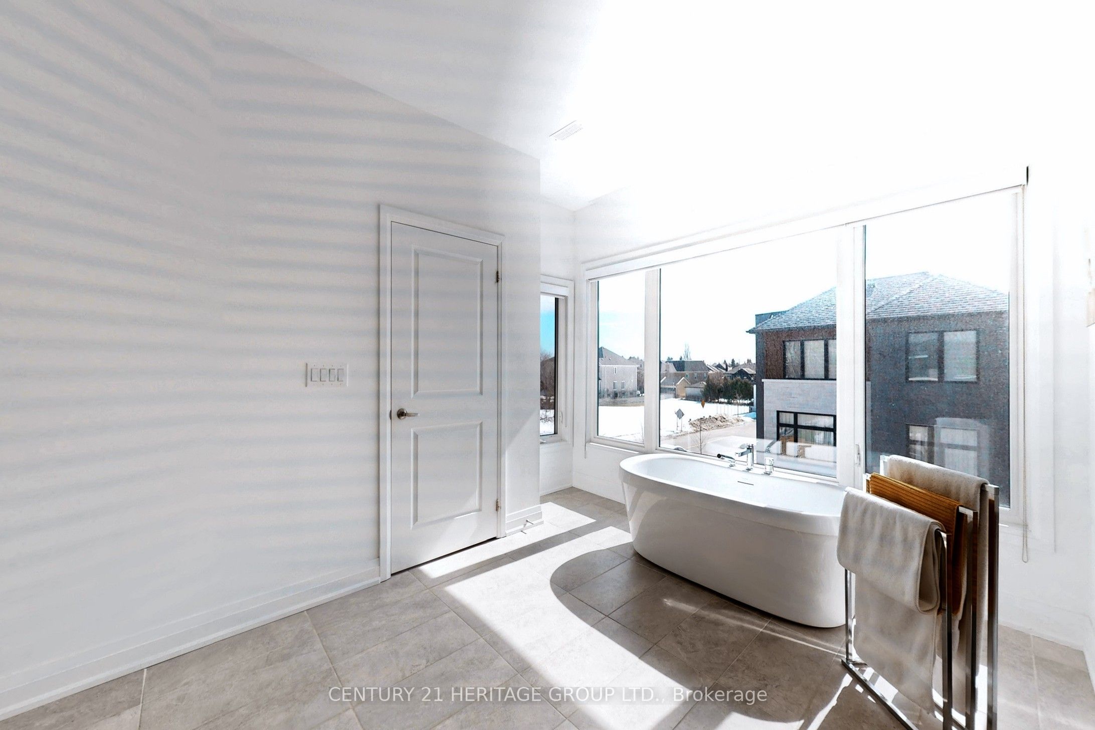 251 Oxford Street Property Photo 28