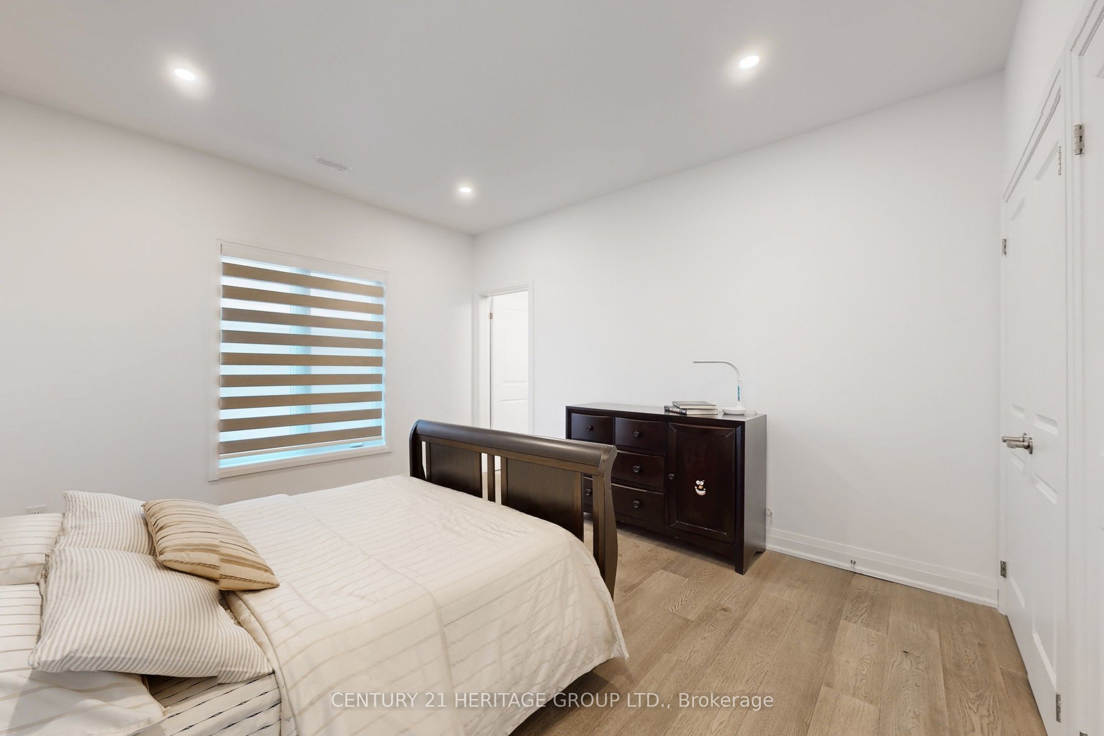 251 Oxford Street Property Photo 29