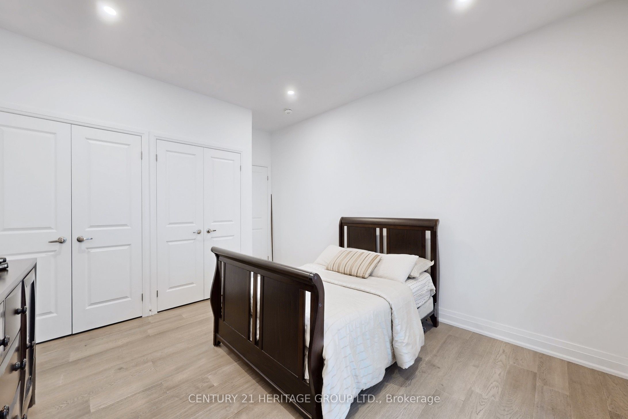 251 Oxford Street Property Photo 30