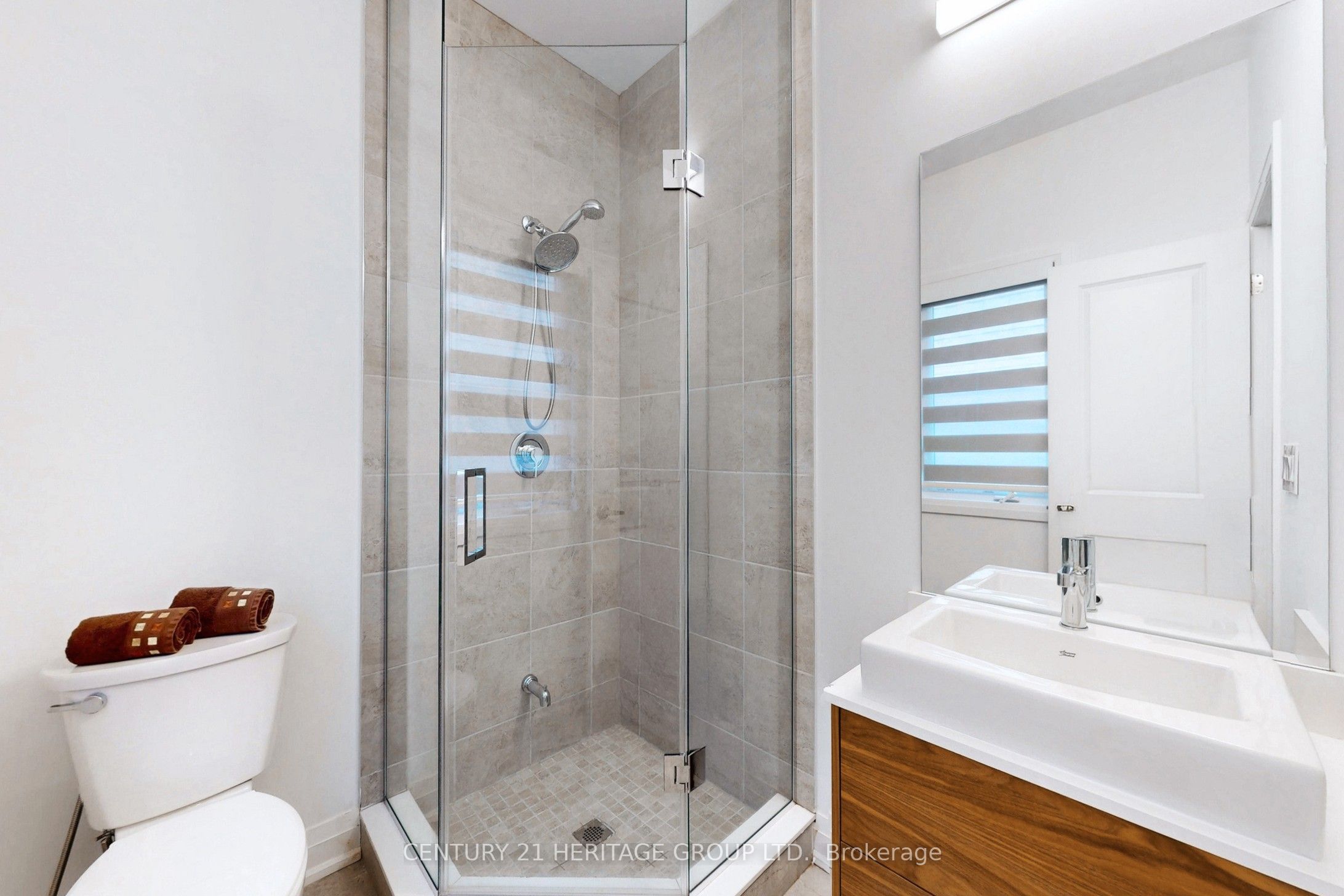251 Oxford Street Property Photo 31