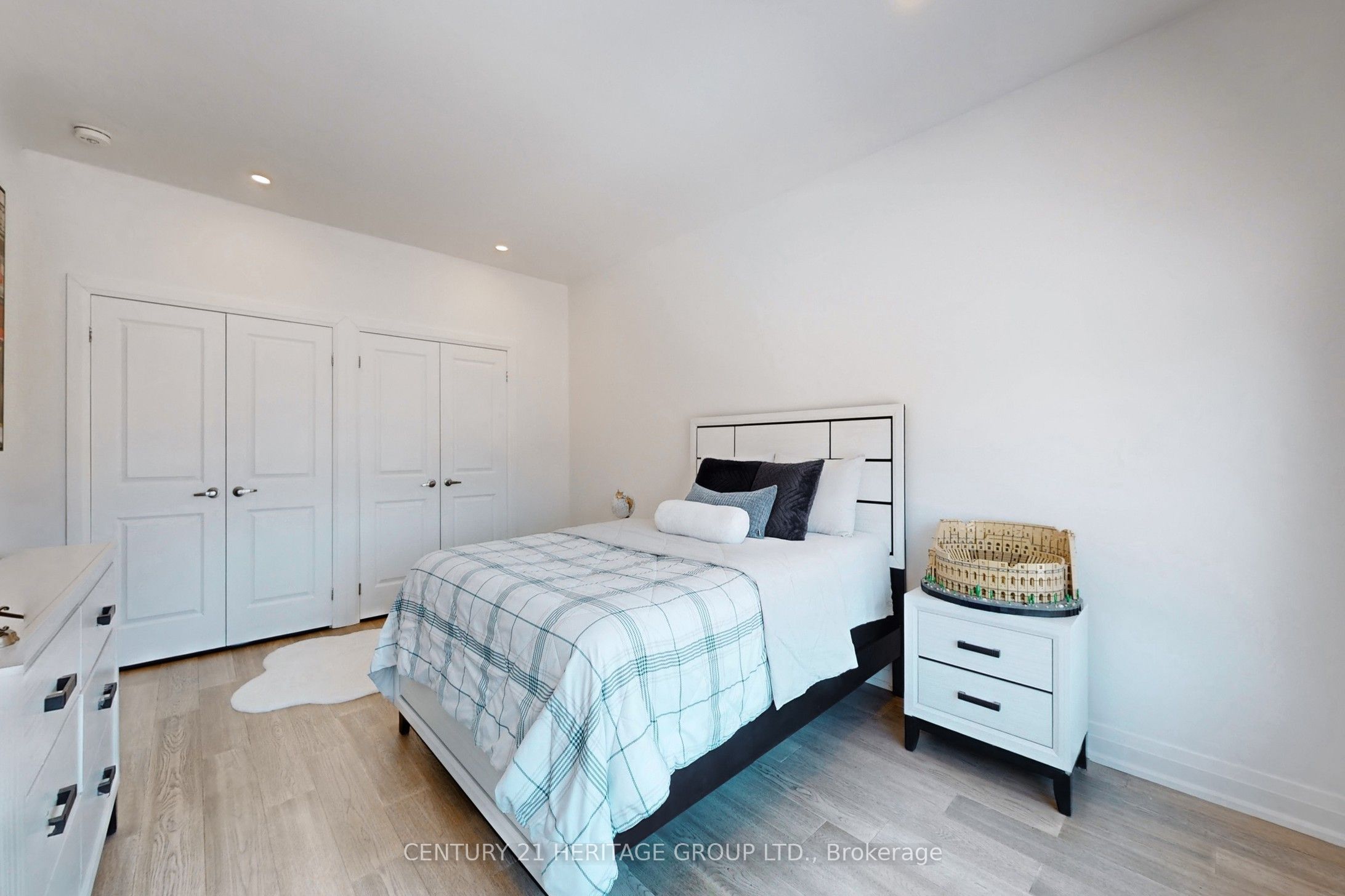 251 Oxford Street Property Photo 33