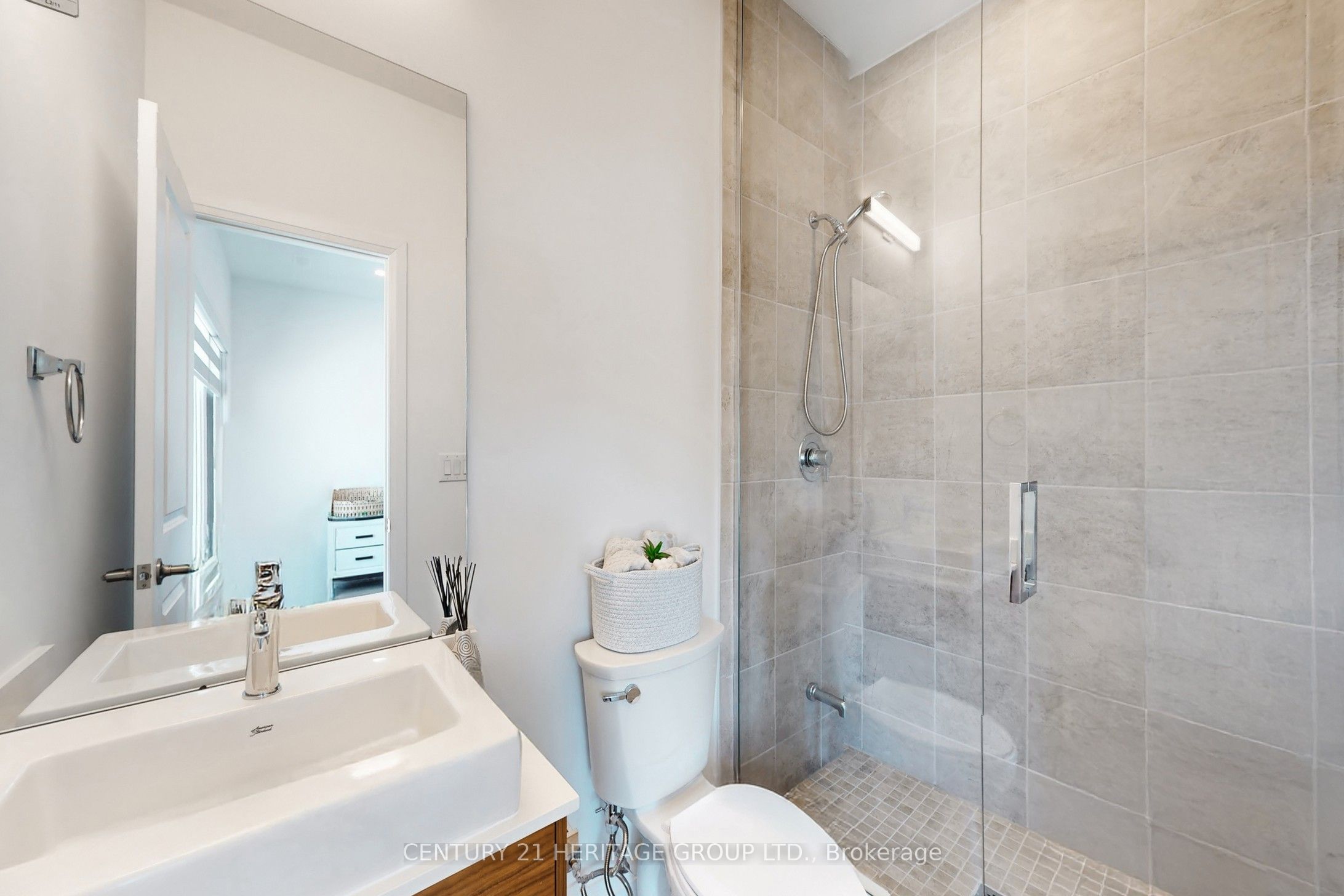251 Oxford Street Property Photo 34