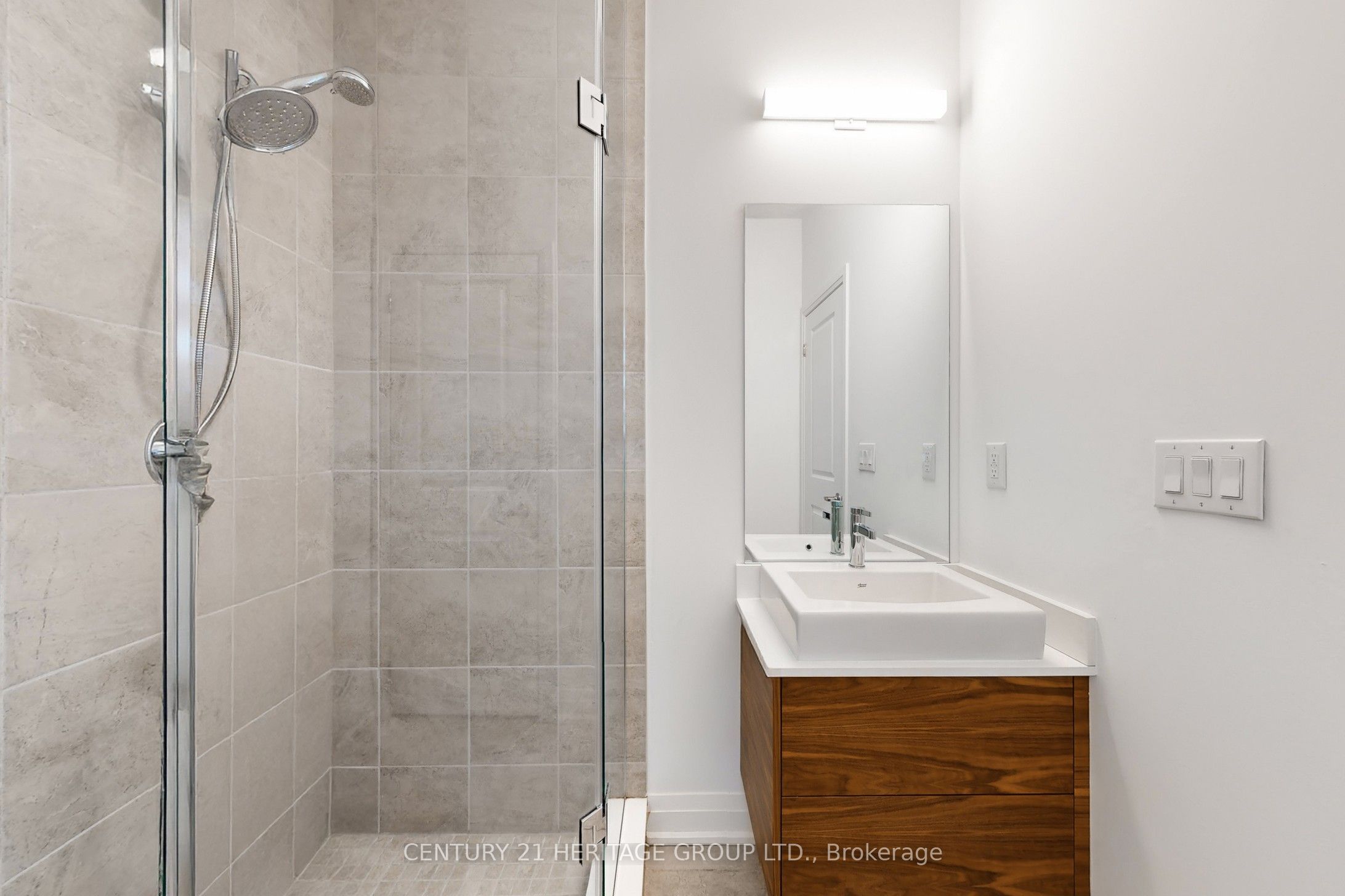 251 Oxford Street Property Photo 37