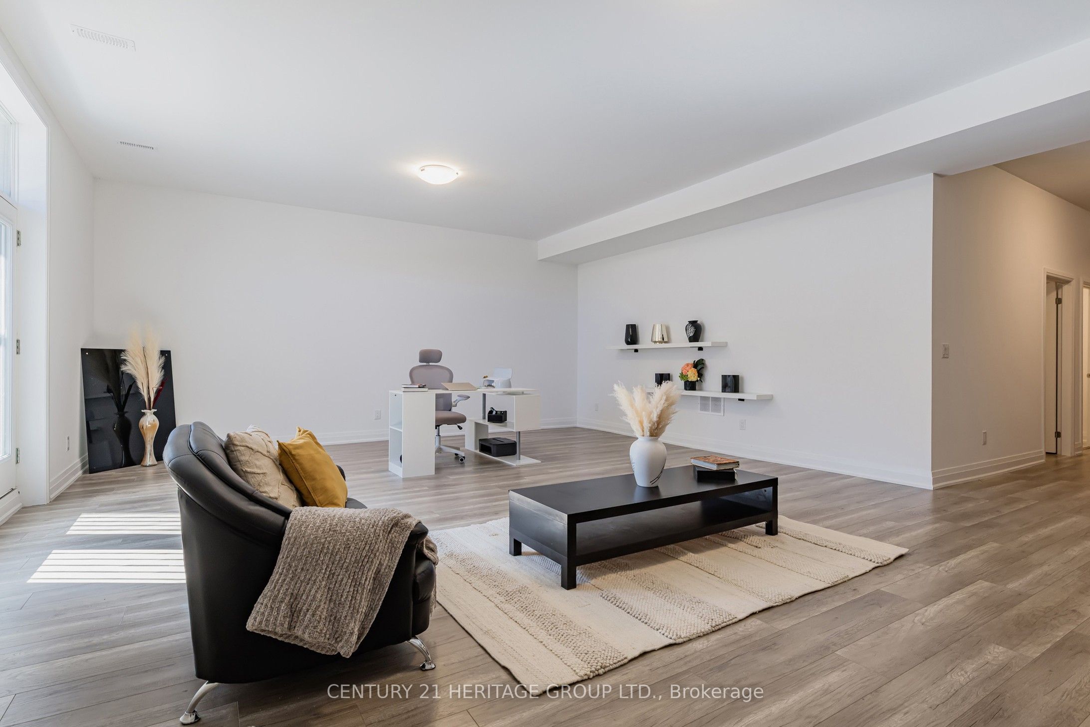 251 Oxford Street Property Photo 39