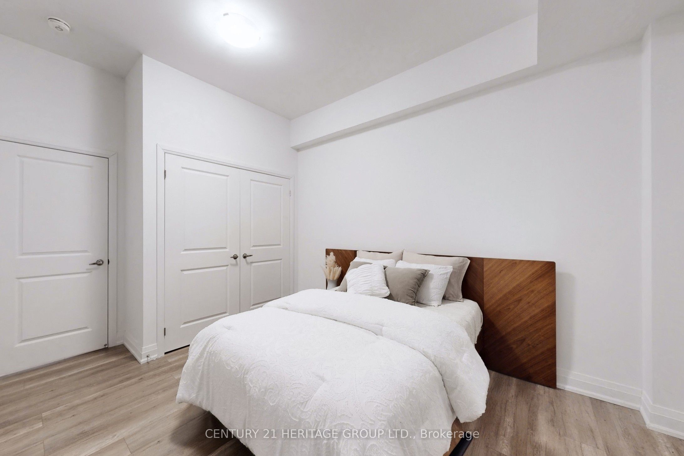 251 Oxford Street Property Photo 40