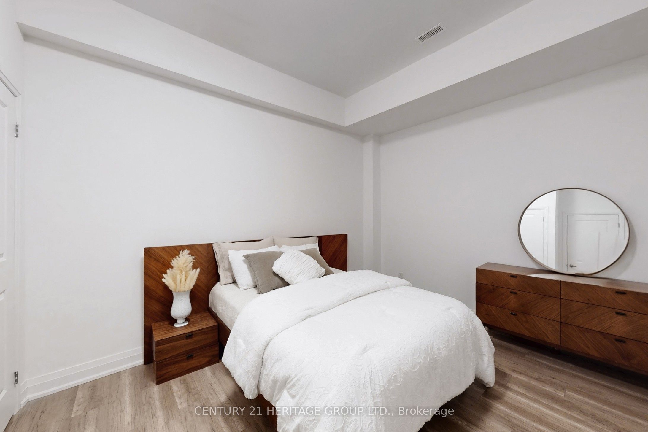 251 Oxford Street Property Photo 41