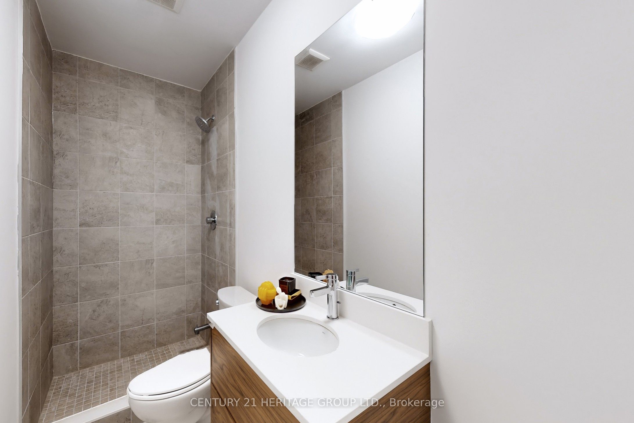 251 Oxford Street Property Photo 42