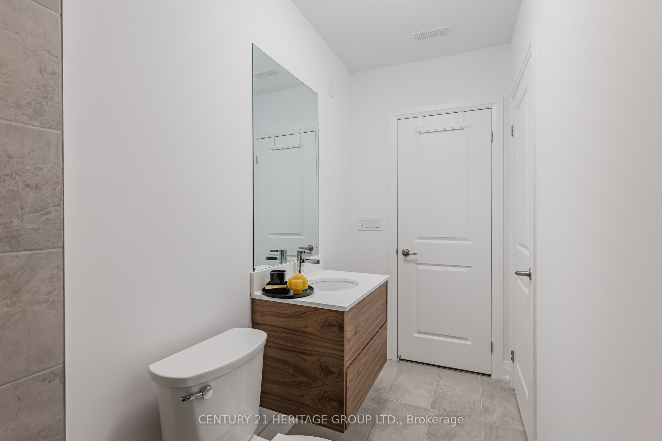 251 Oxford Street Property Photo 43