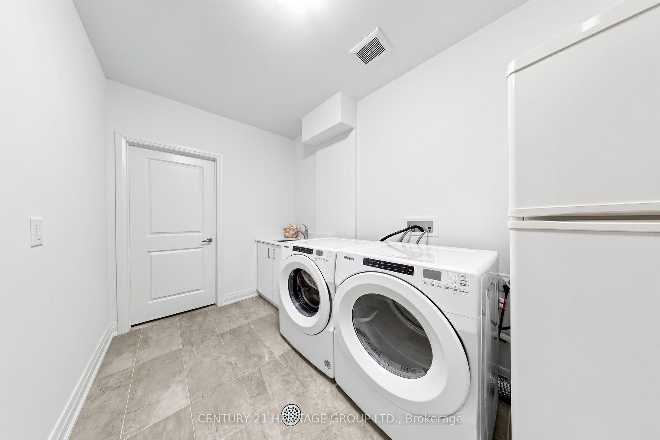 251 Oxford Street Property Photo 44