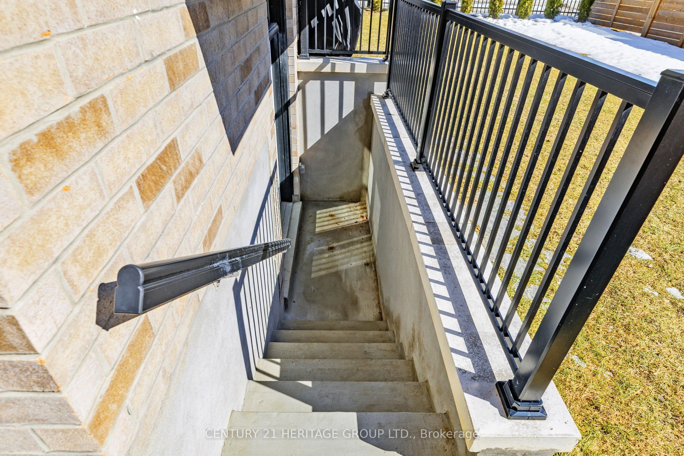 251 Oxford Street Property Photo 45