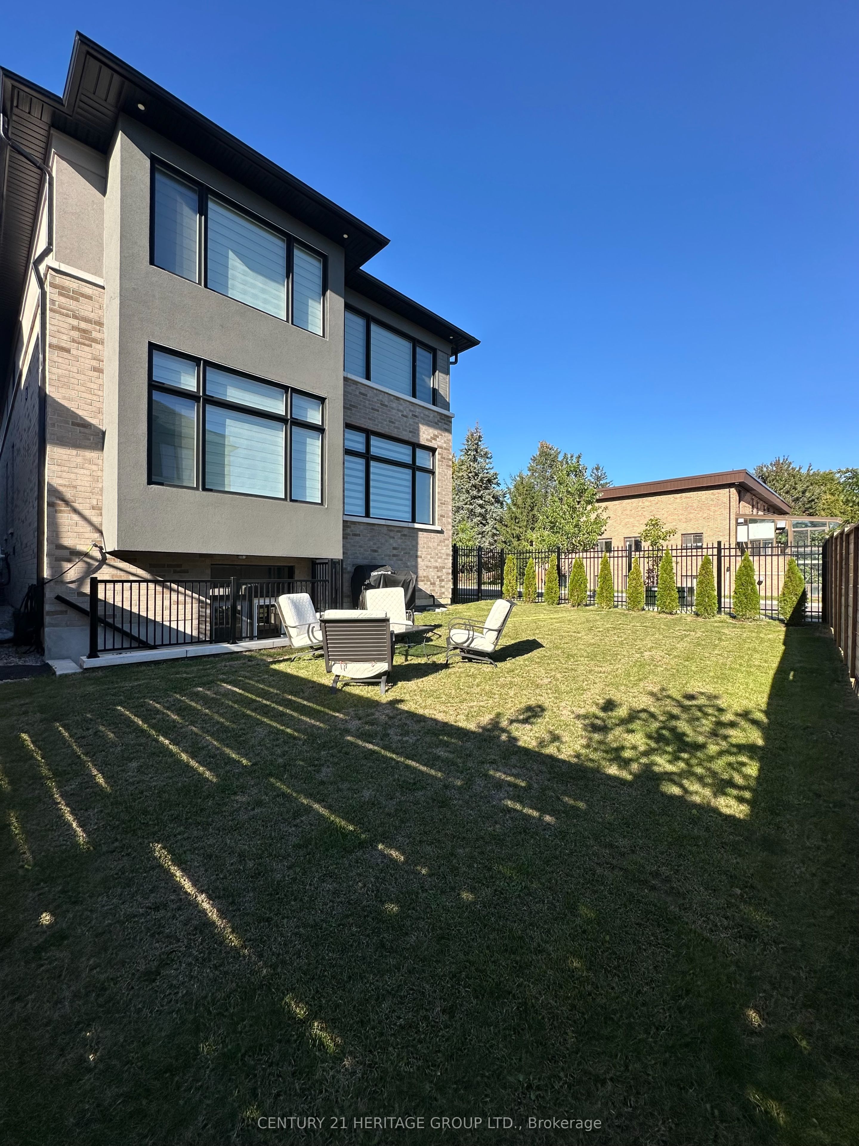 251 Oxford Street Property Photo 47