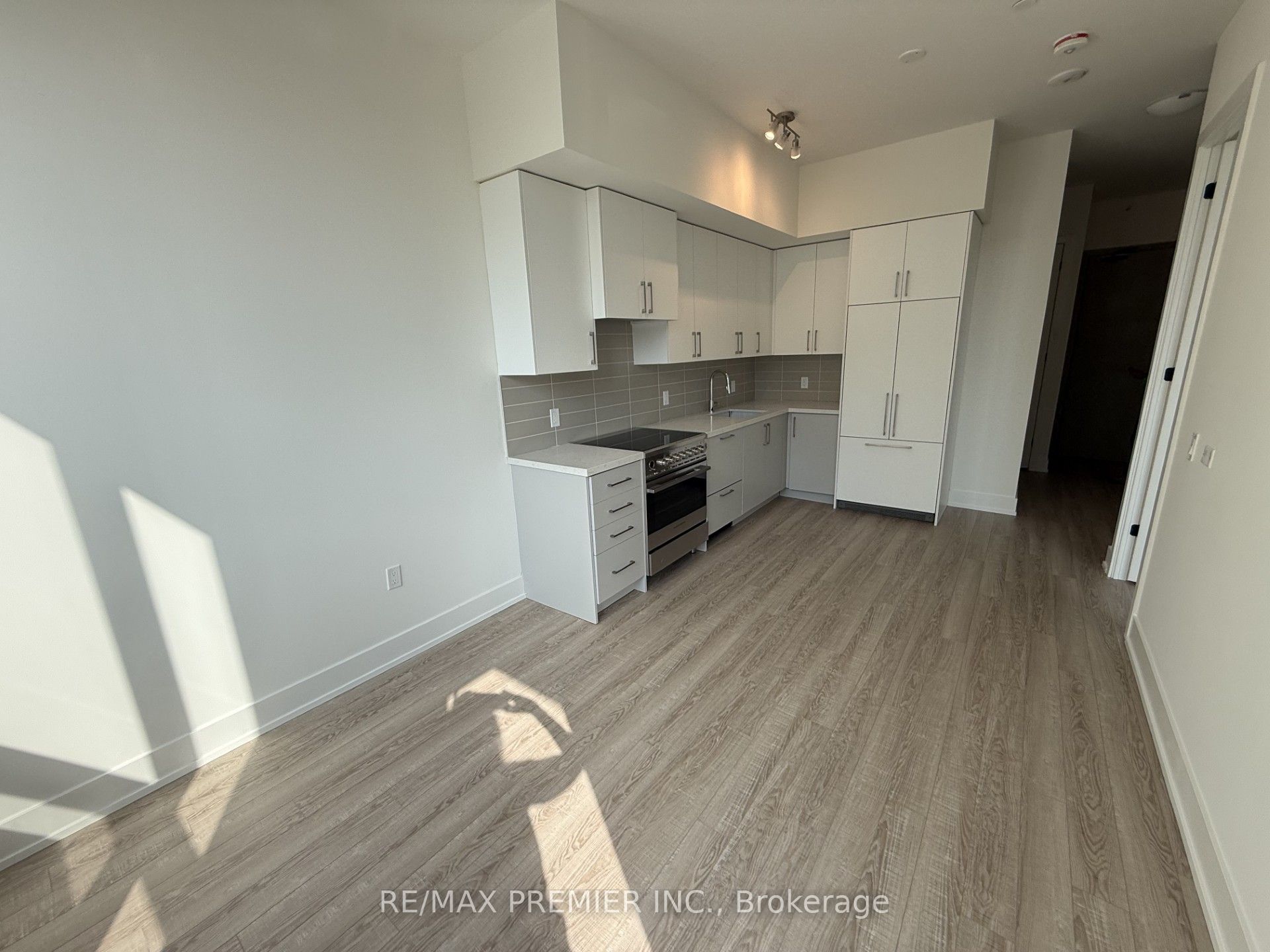 2075 King Road 106 Property Photo 10