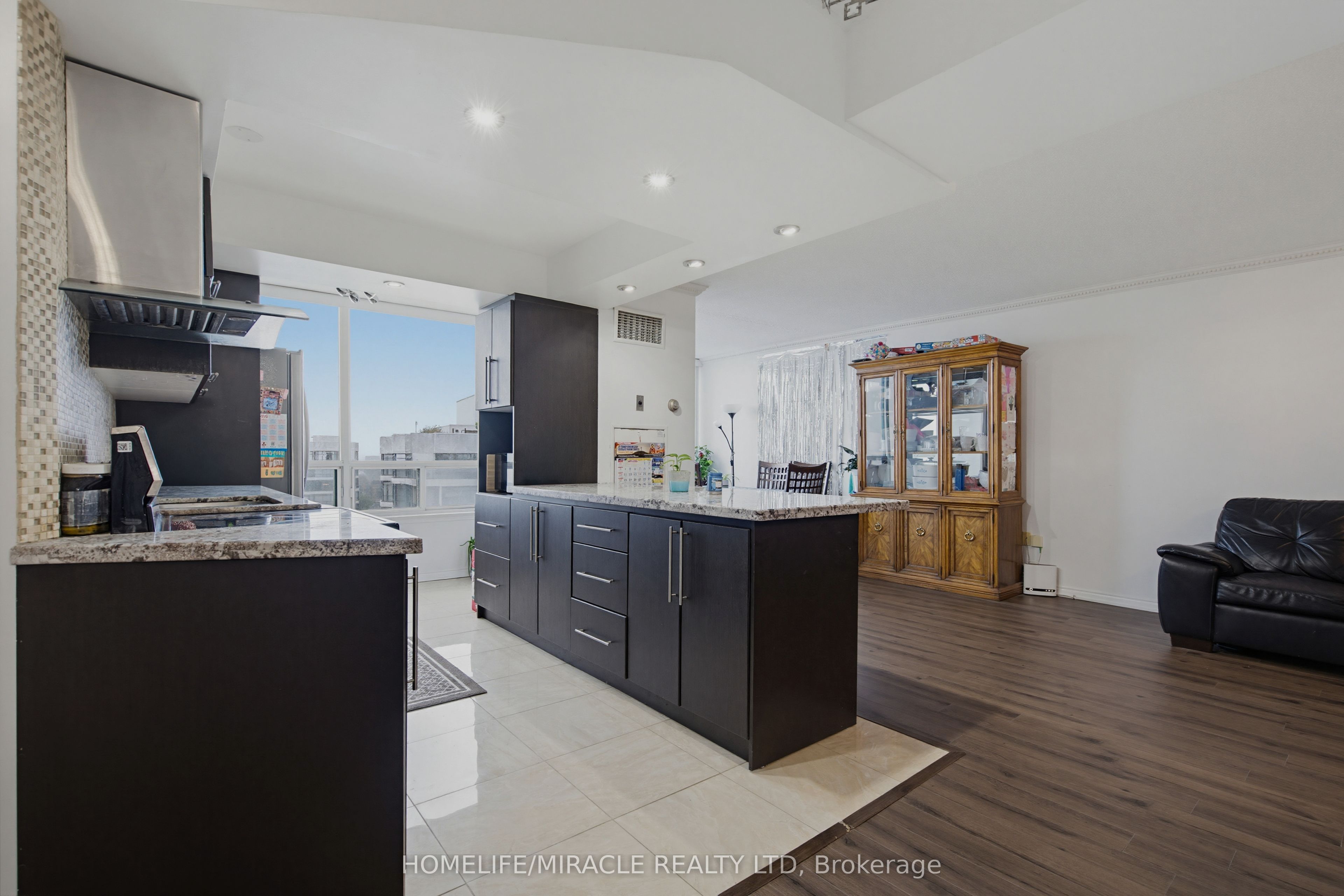 7250 Yonge Street Ph211 Property Photo 15