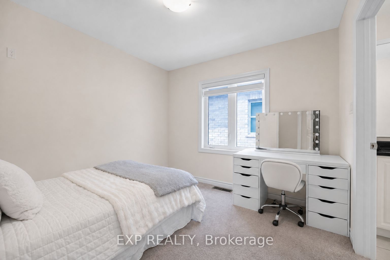 50 Kentledge Avenue N Property Photo 37