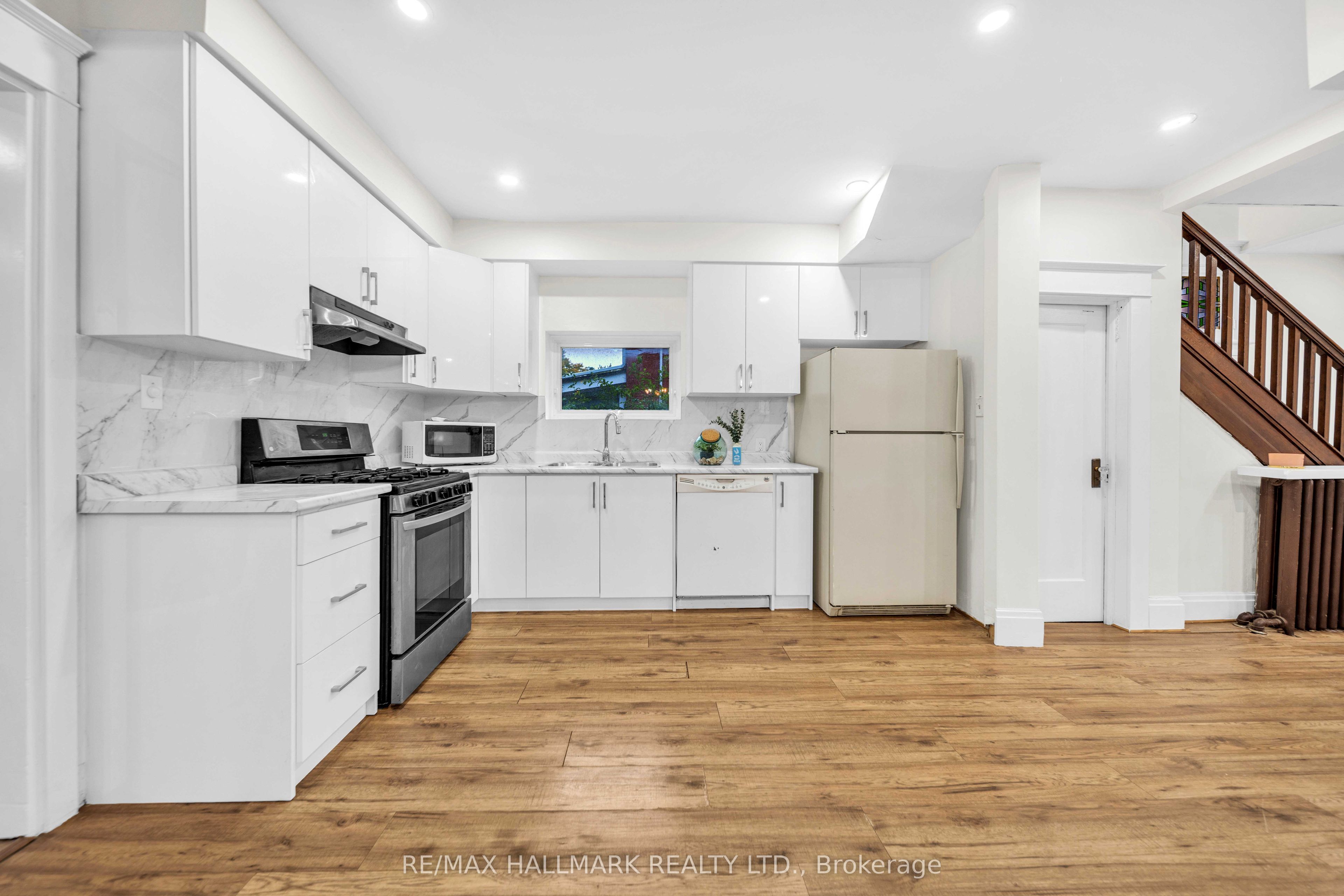20 Elizabeth Street S Property Photo 6