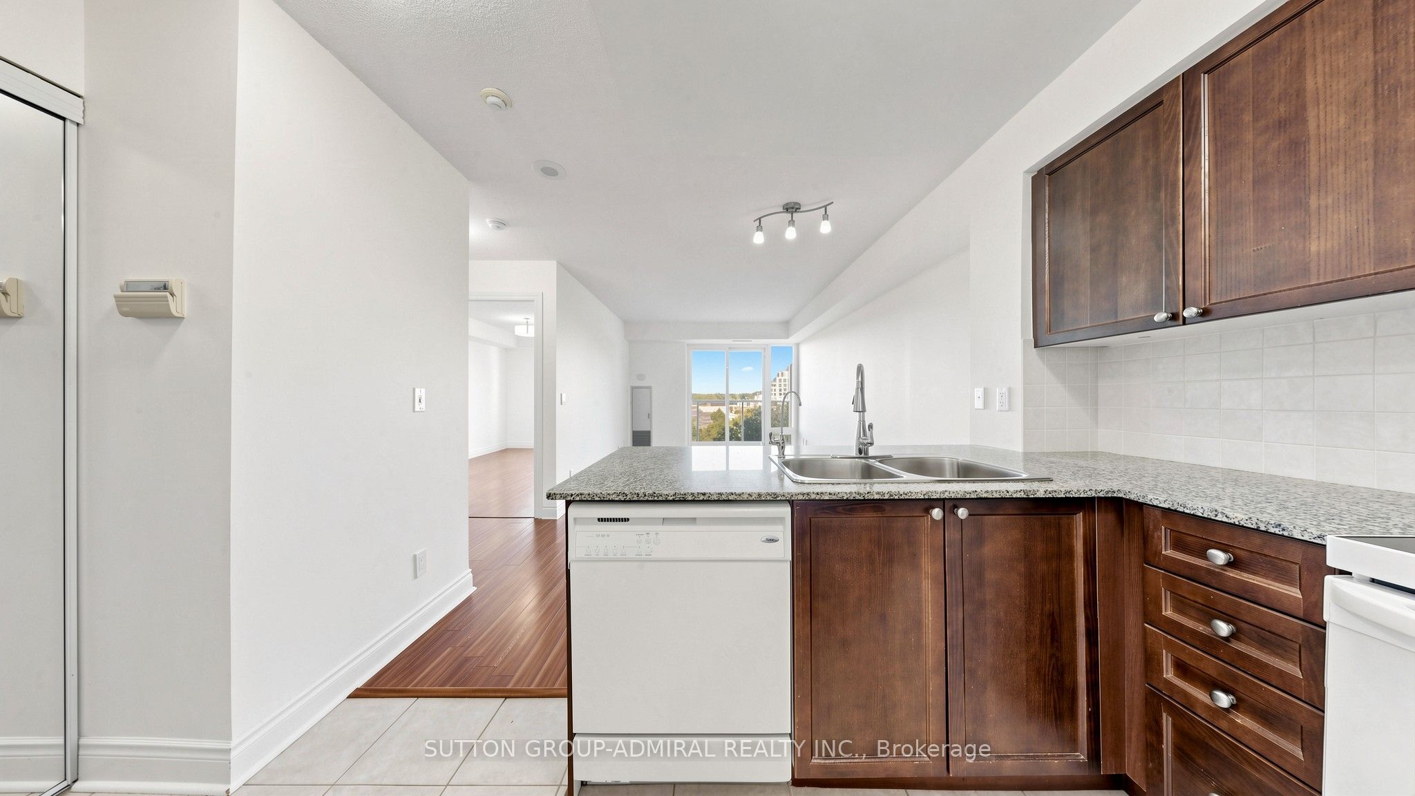 7 North Park Road 806 Property Photo 1