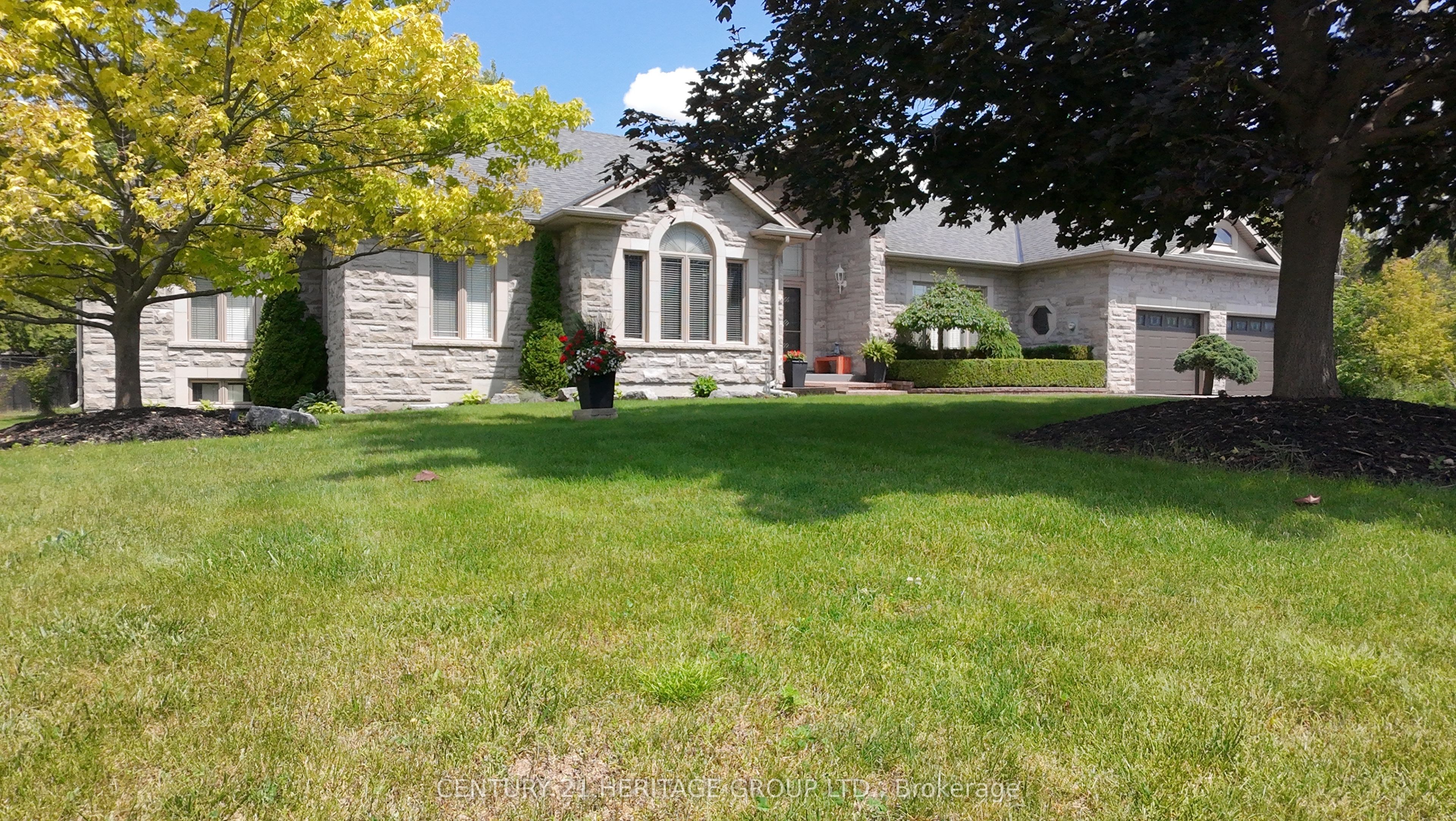 49 Shore Crescent Property Photo 2