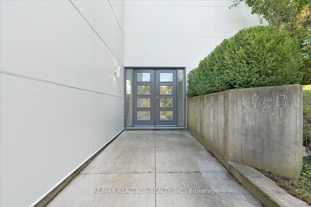 4761 9th Line Property Photo 4
