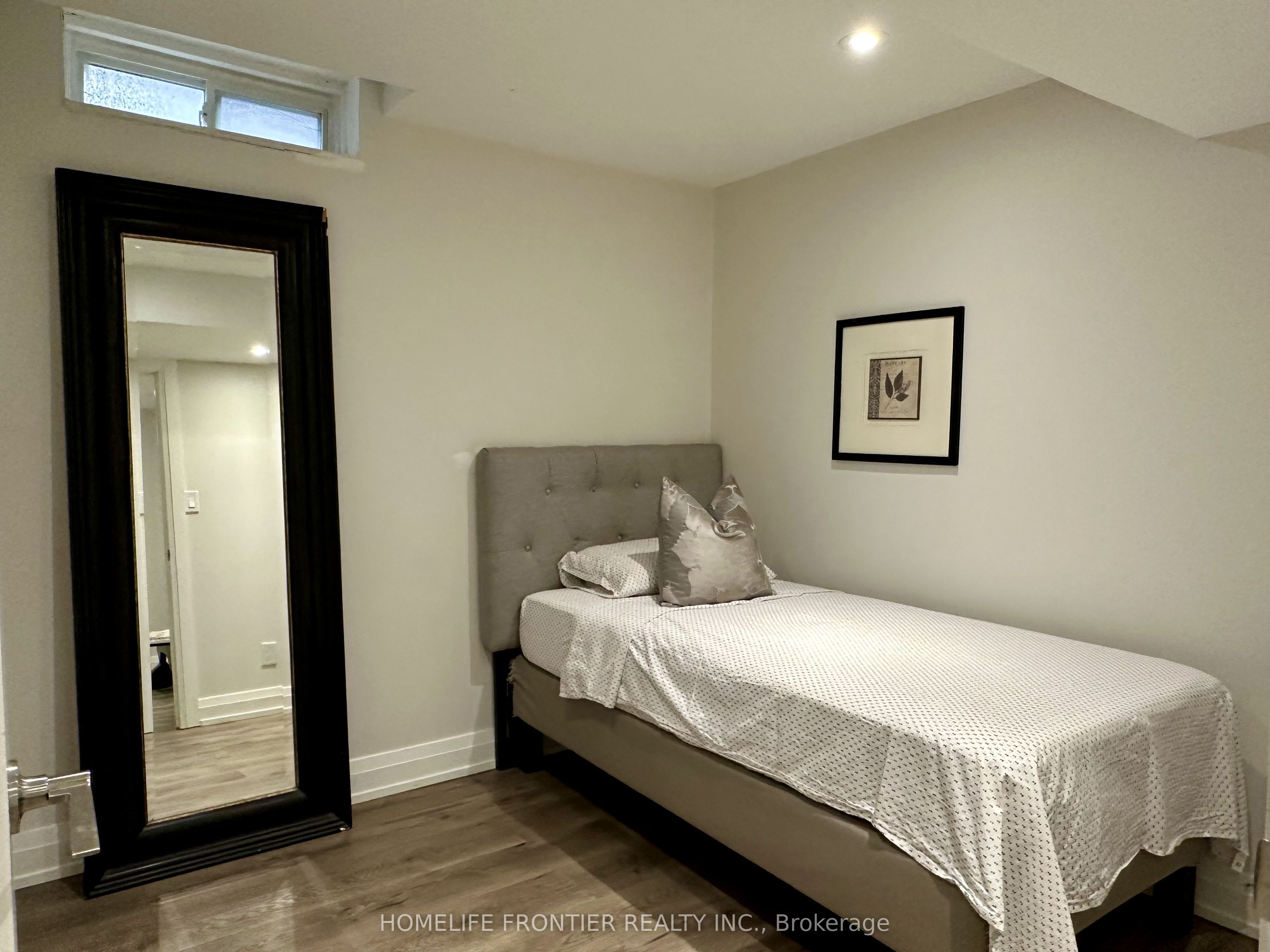 29 Constellation Crescent Lower Property Photo 9
