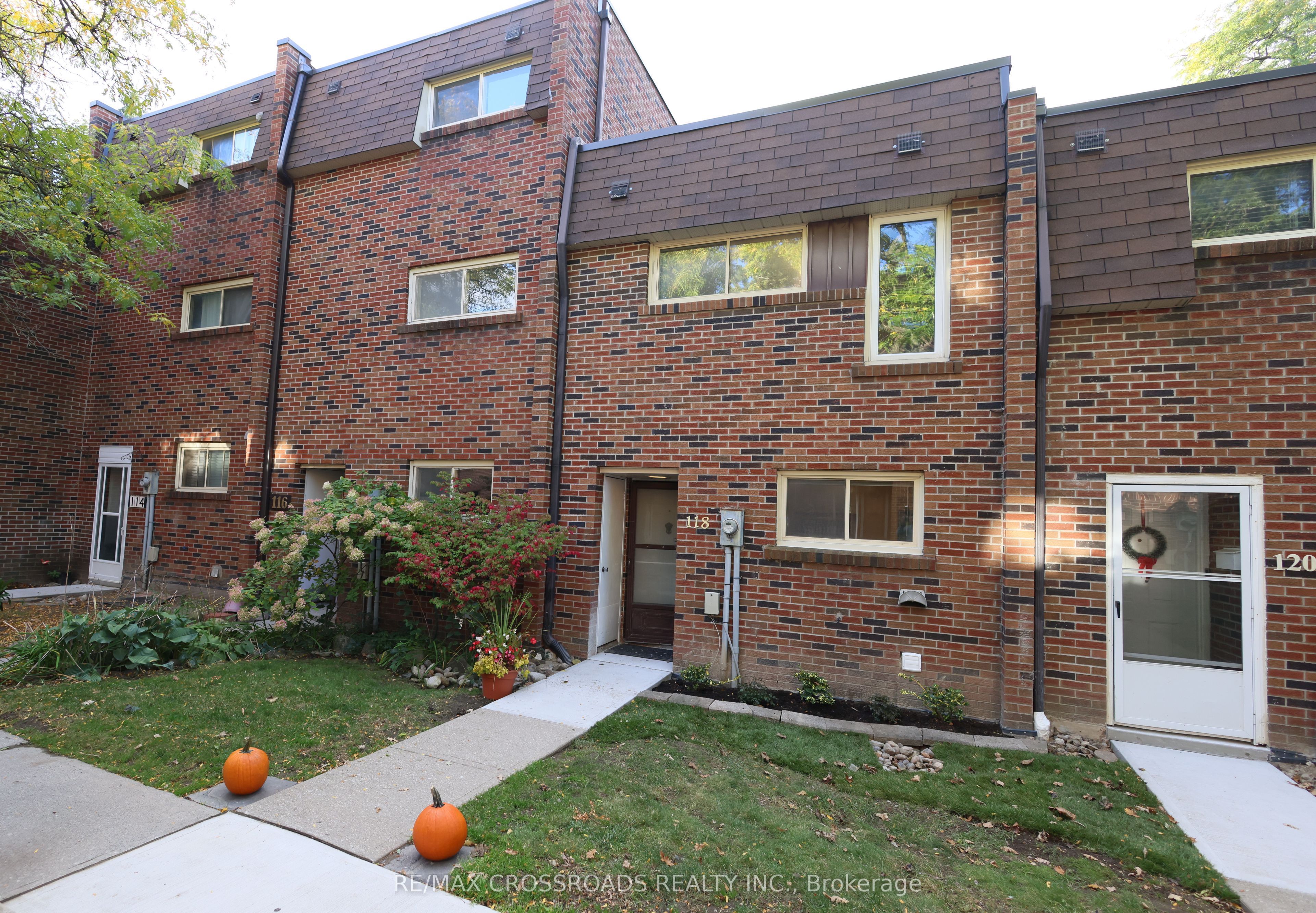118 Wales Avenue Property Photo 2