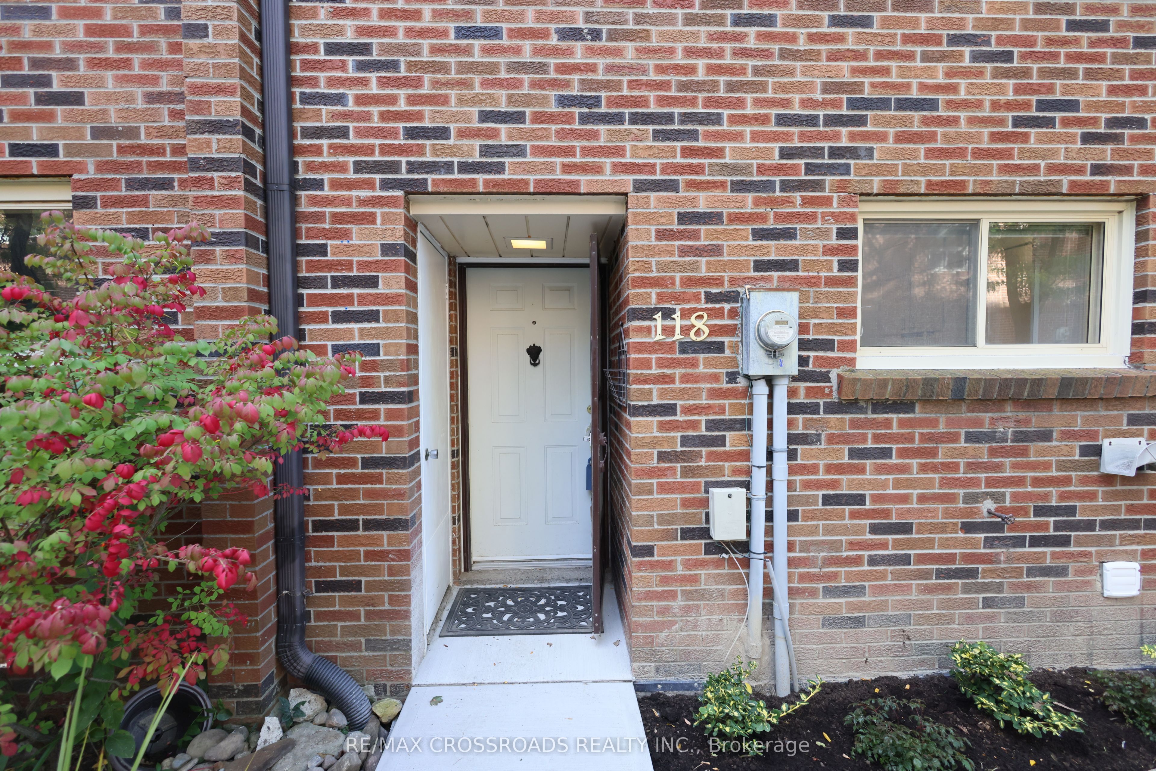 118 Wales Avenue Property Photo 3