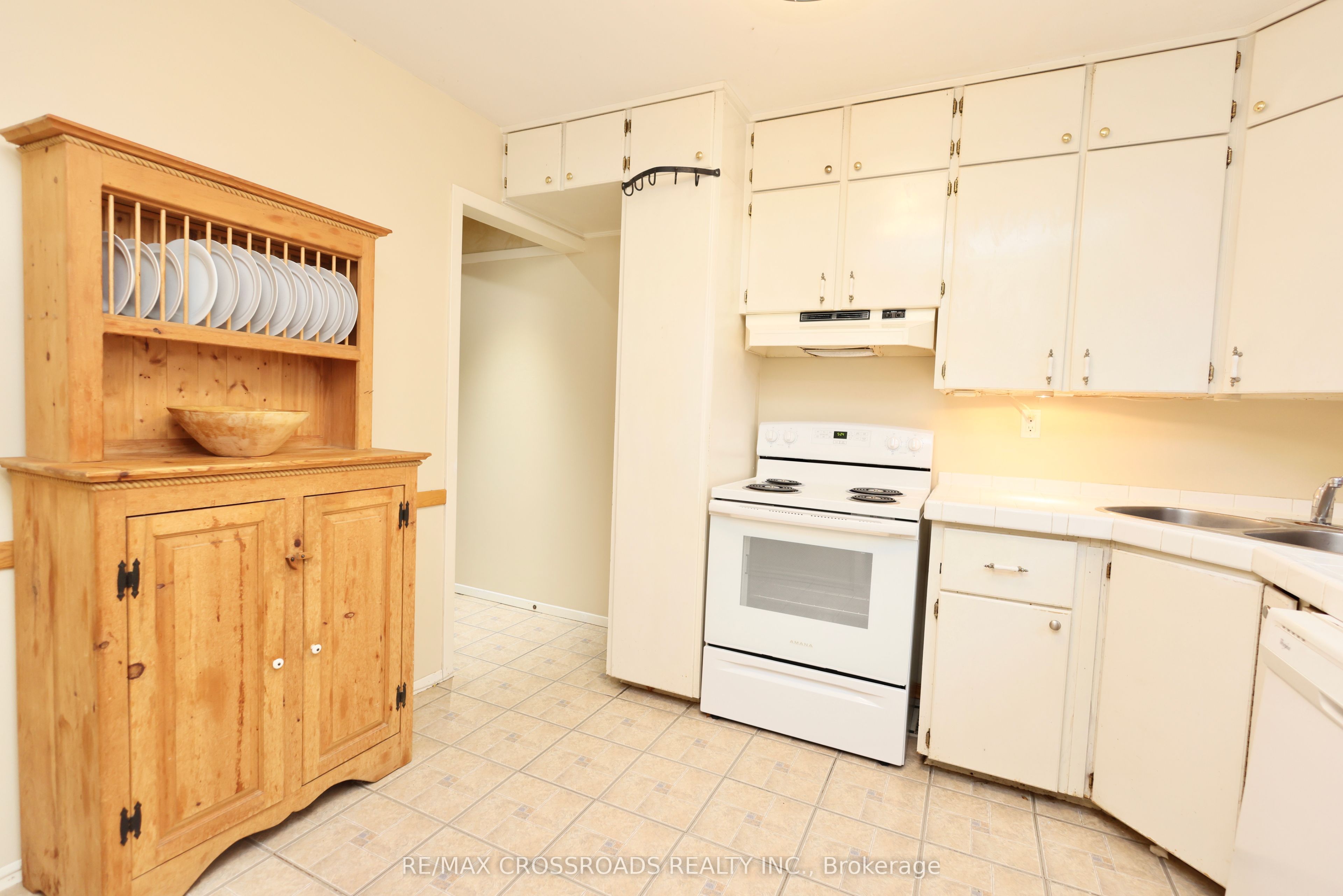 118 Wales Avenue Property Photo 5